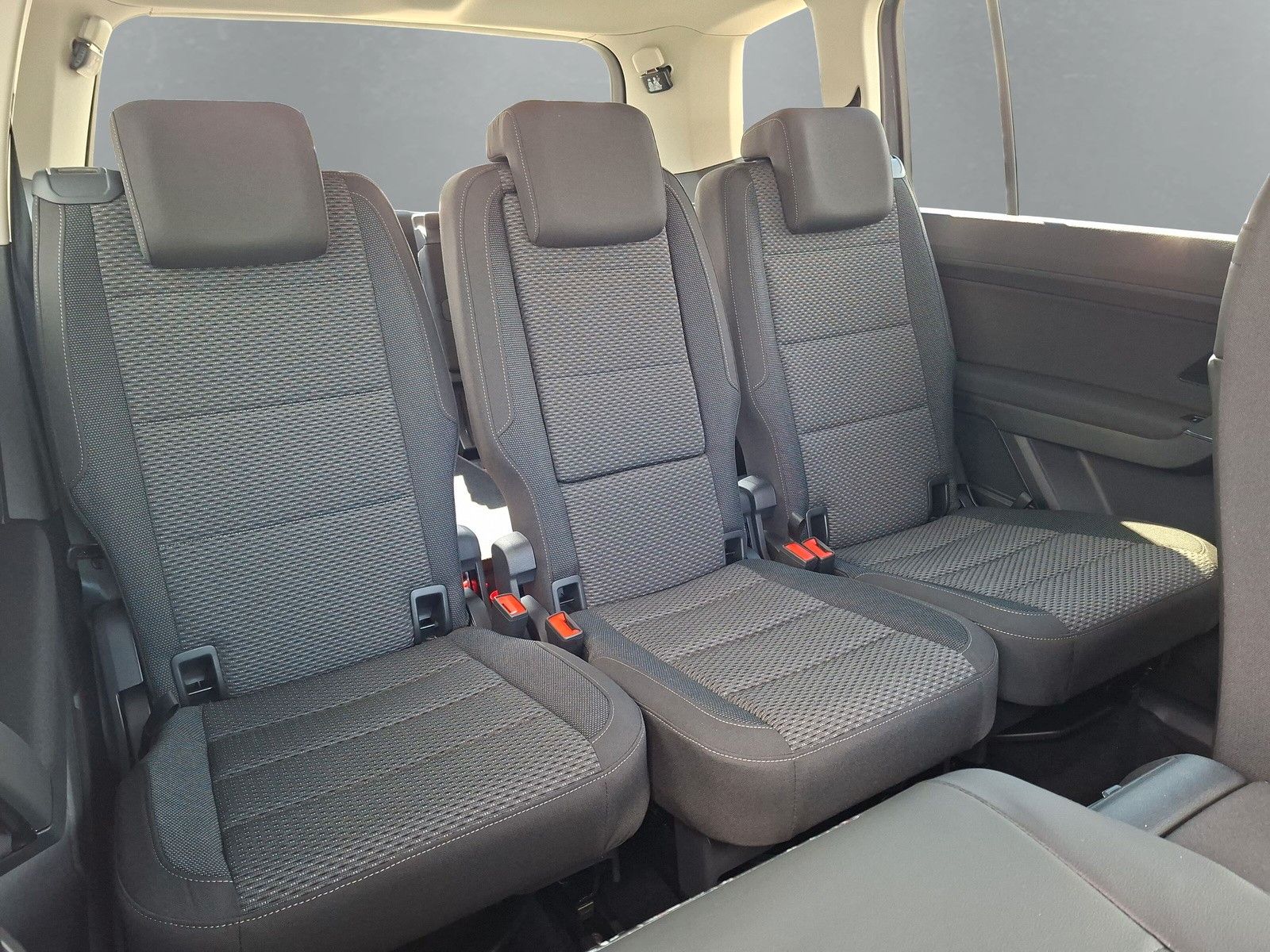 Fahrzeugabbildung Volkswagen Touran 1.5 TSI DSG 17"el.Heck LED Navi ACC  7S.