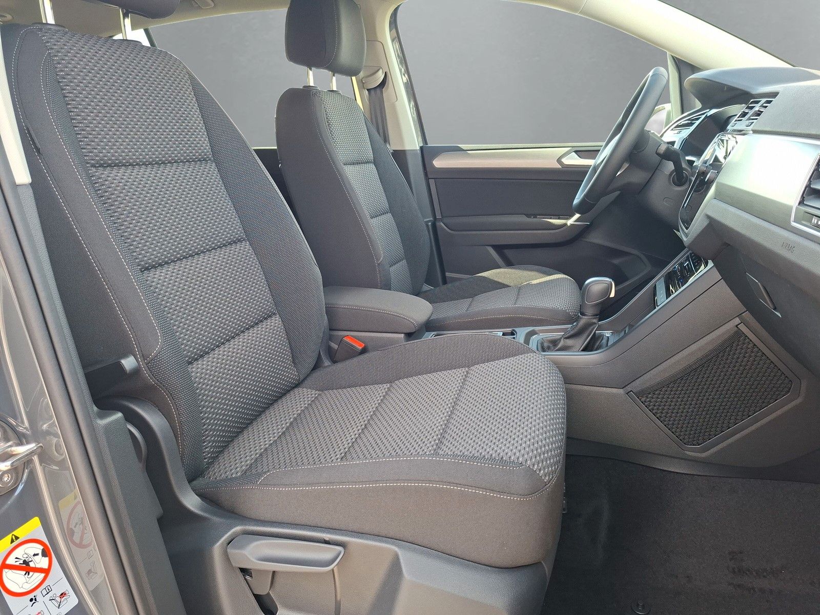 Fahrzeugabbildung Volkswagen Touran 1.5TSI IQ LED ACC 7S.Pano17"Standheizung