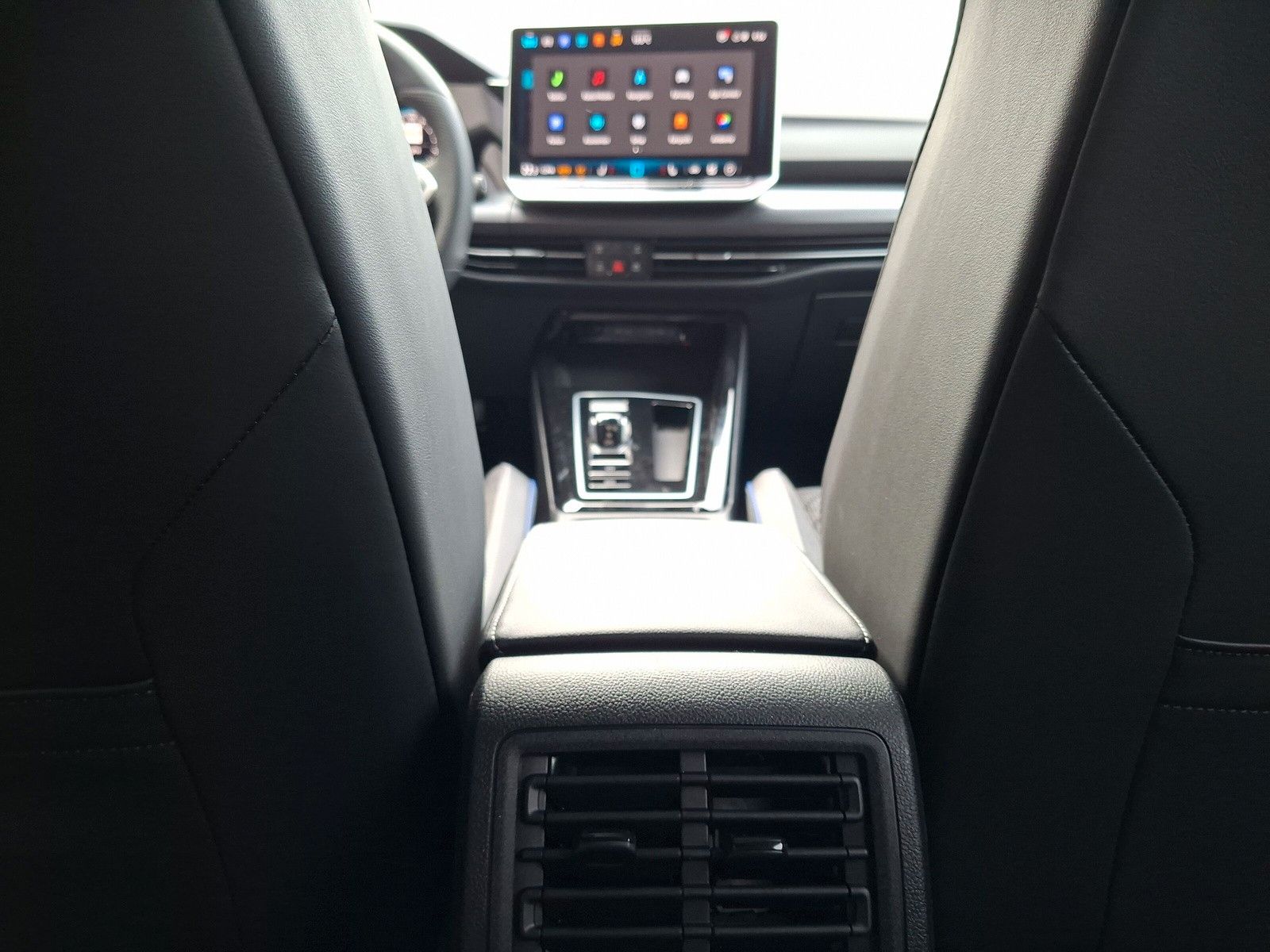 Fahrzeugabbildung Volkswagen Golf VIII 1.5eTSI R-Line Pano 18" LED ACC Side