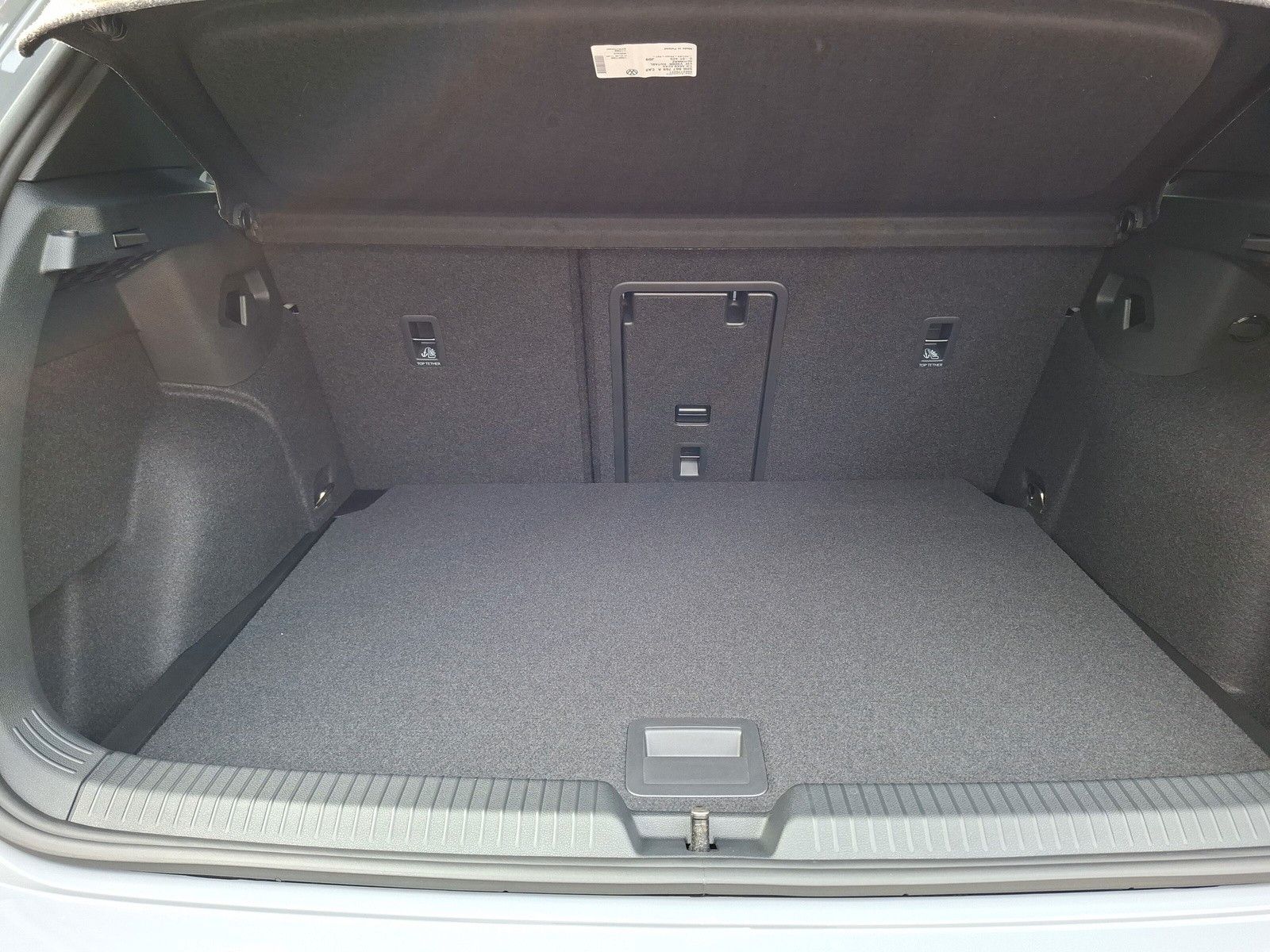 Fahrzeugabbildung Volkswagen Golf VIII 1.5eTSI R-Line Pano 18" LED ACC Side