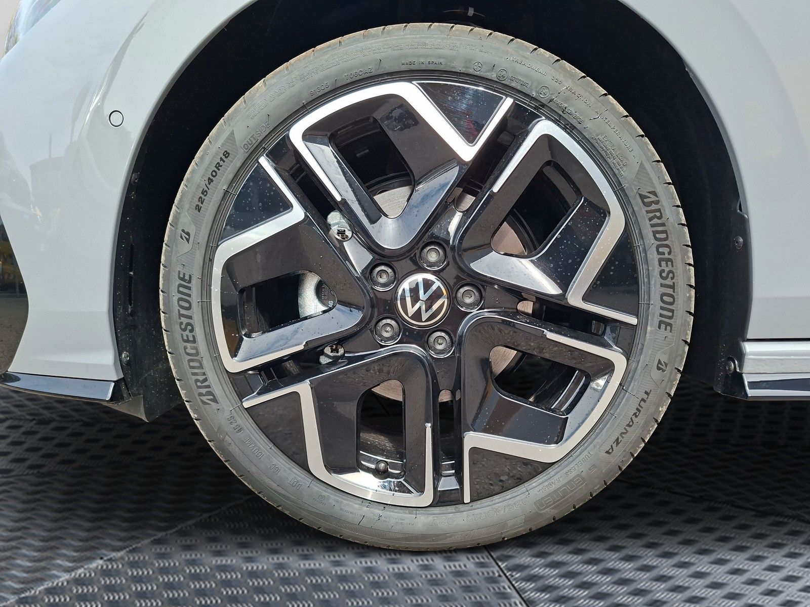 Fahrzeugabbildung Volkswagen Golf VIII 1.5eTSI R-Line Pano 18" LED ACC Side