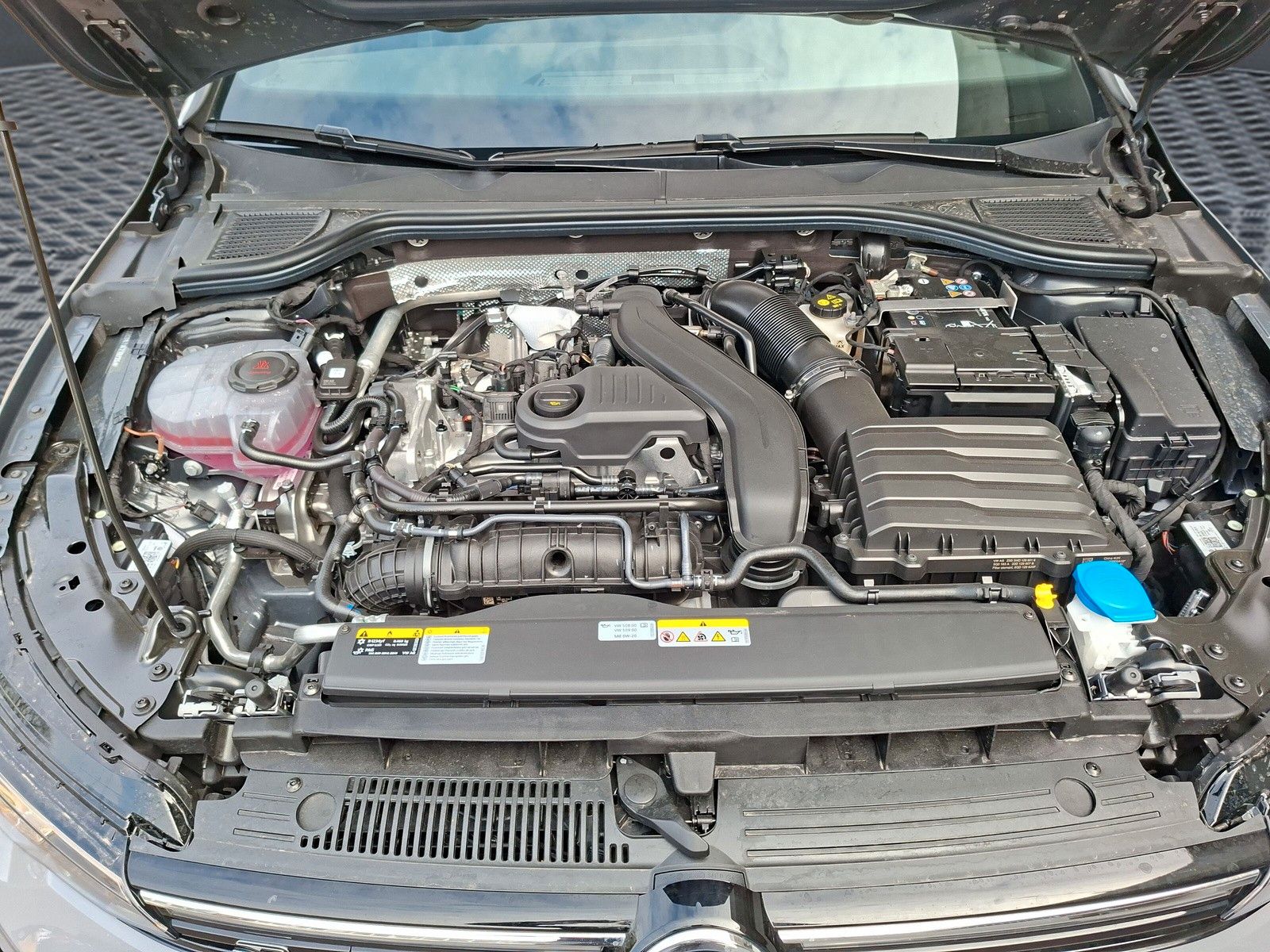 Fahrzeugabbildung Volkswagen Golf VIII 1.5eTSI R-Line Pano 18" LED ACC Side