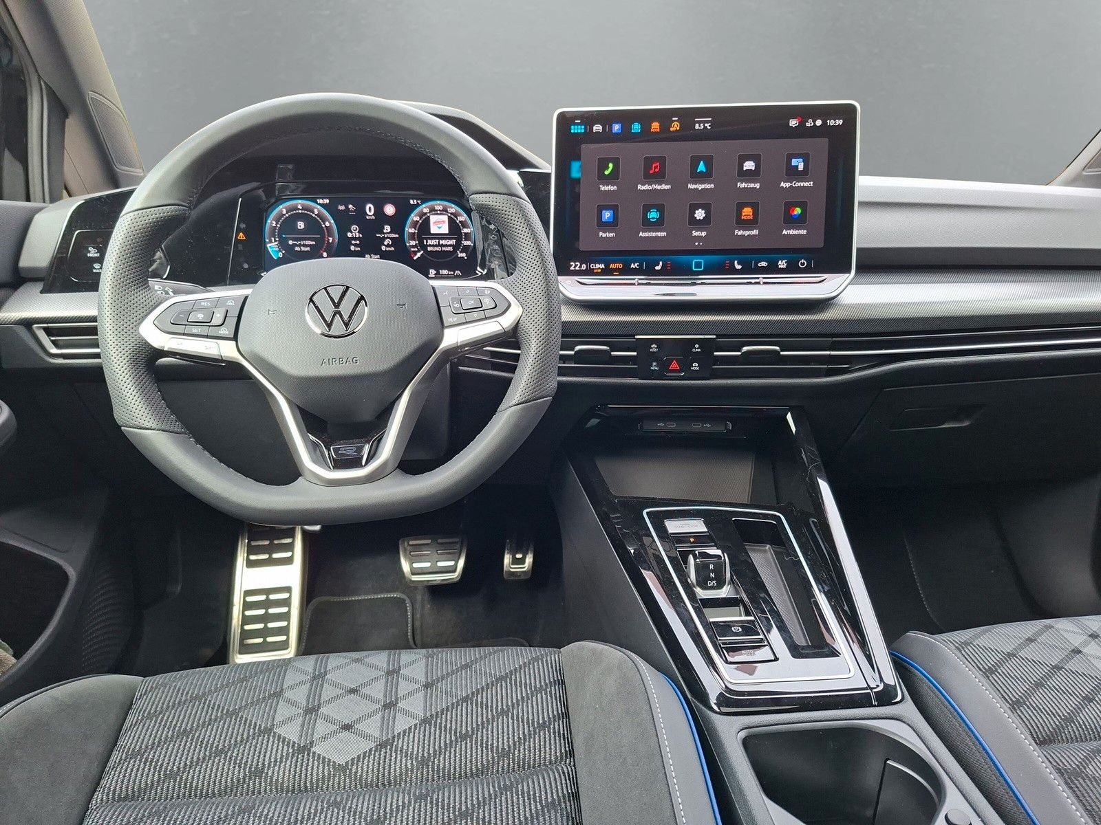 Fahrzeugabbildung Volkswagen Golf VIII 1.5eTSI R-Line Pano 18"Headup ACC Side