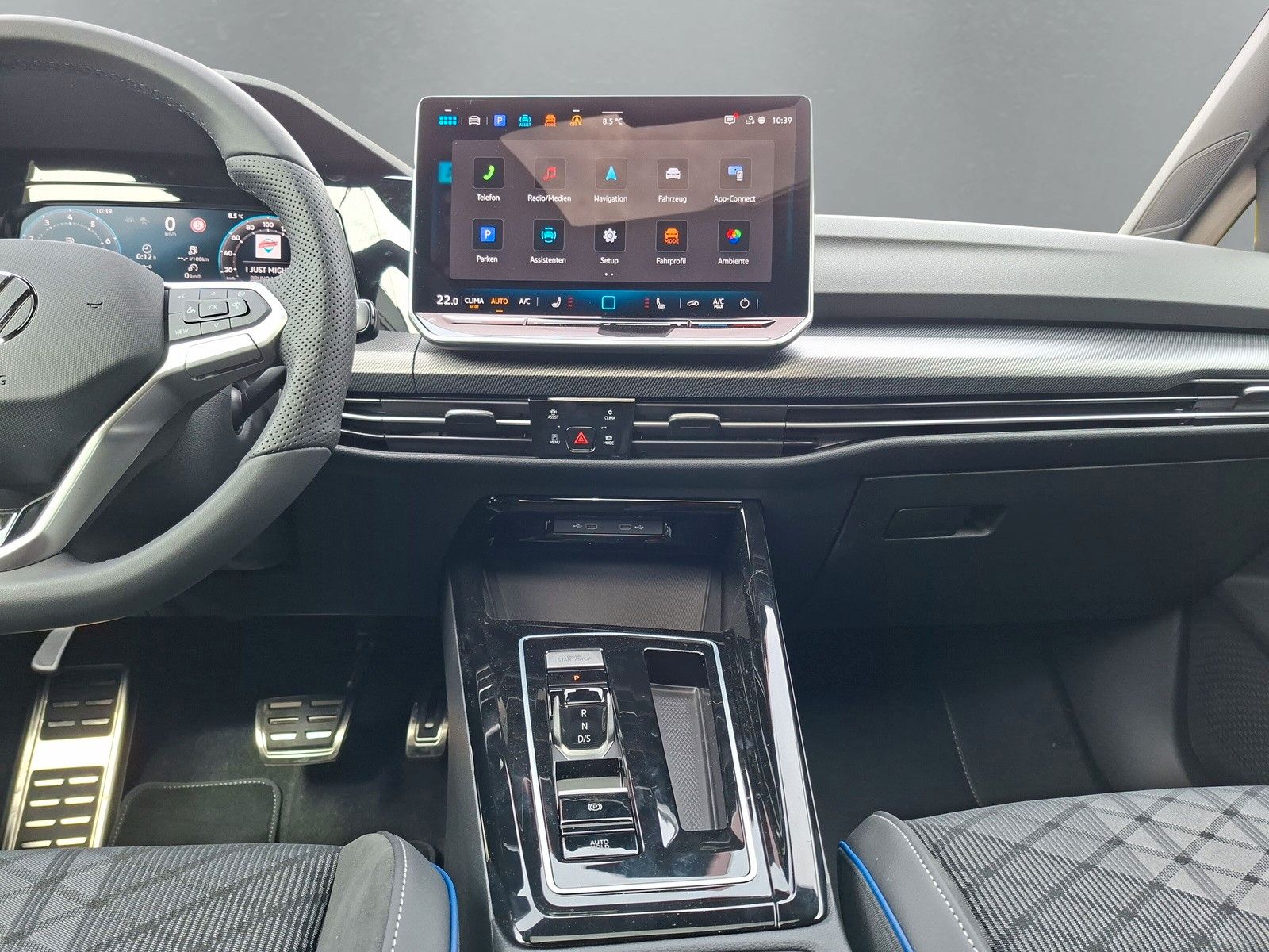 Fahrzeugabbildung Volkswagen Golf VIII 1.5eTSI R-Line Pano 18"Headup ACC Side