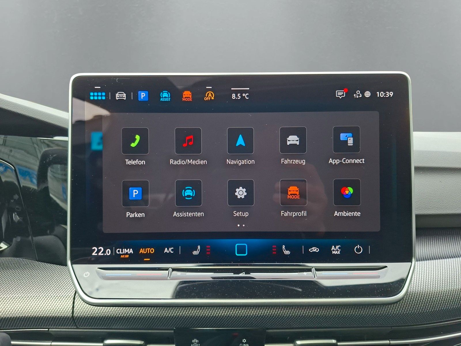 Fahrzeugabbildung Volkswagen Golf VIII 1.5eTSI R-Line Pano 18"Headup ACC Side