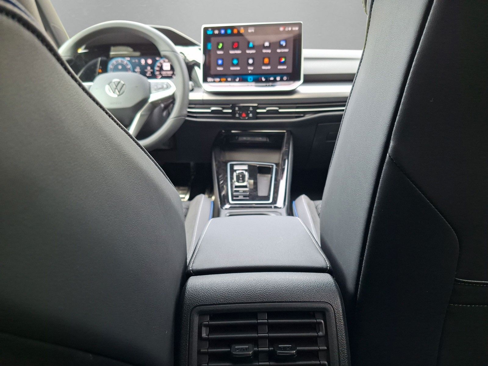 Fahrzeugabbildung Volkswagen Golf VIII 1.5eTSI R-Line Pano 18"Headup ACC Side