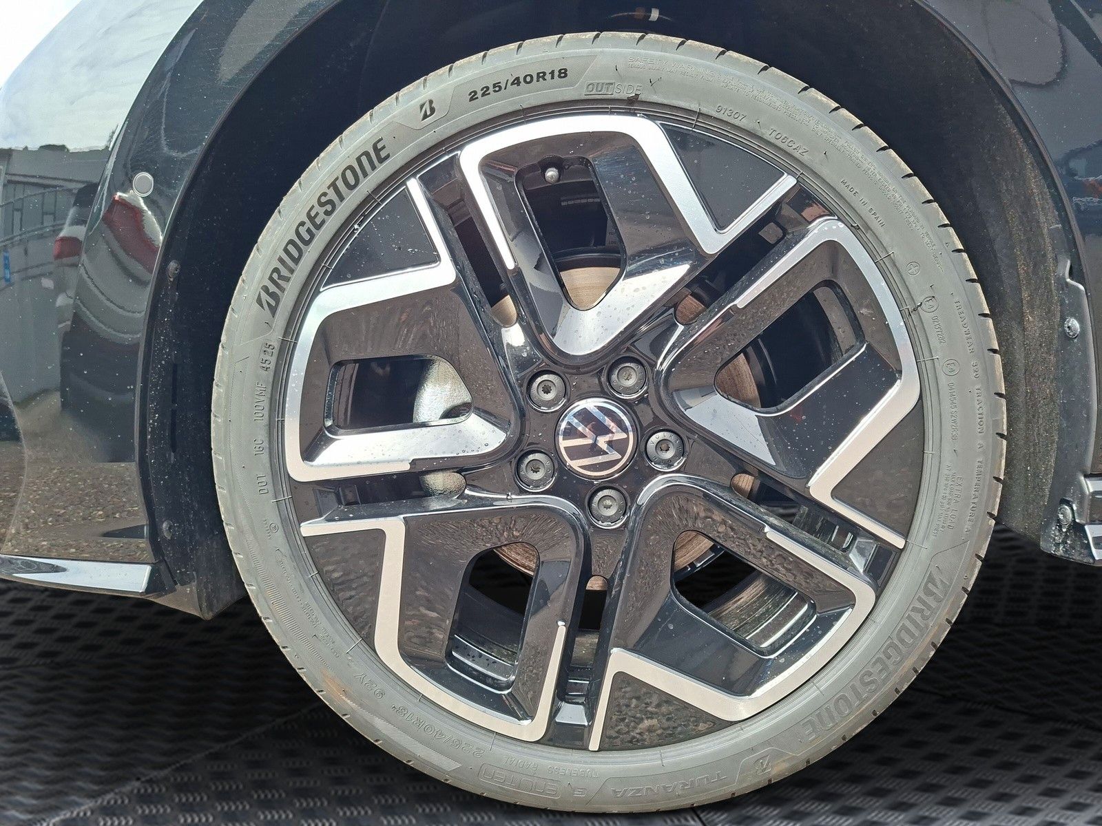 Fahrzeugabbildung Volkswagen Golf VIII 1.5eTSI R-Line Pano 18"Headup ACC Side