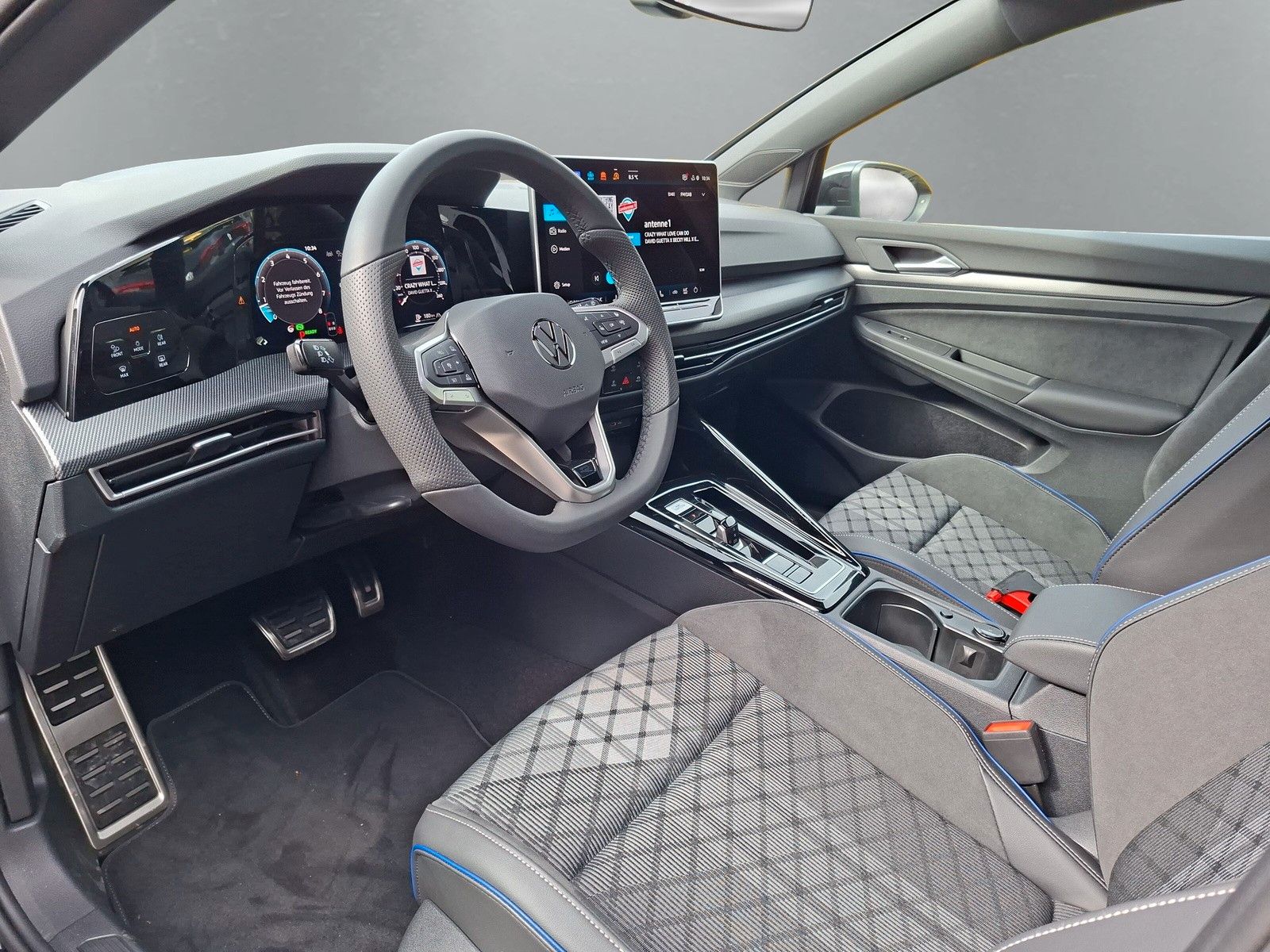 Fahrzeugabbildung Volkswagen Golf VIII 1.5eTSI R-Line Pano 18"Headup ACC Side