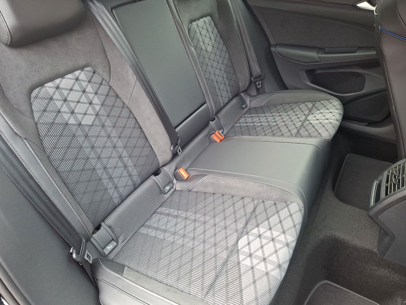 Fahrzeugabbildung Volkswagen Golf VIII 1.5eTSI R-Line Pano 18"Headup ACC Side