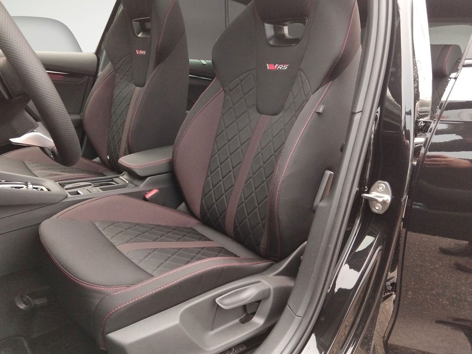 Fahrzeugabbildung SKODA Octavia Combi 2.0TSI RS 19"AHK PanoStandh.Canton