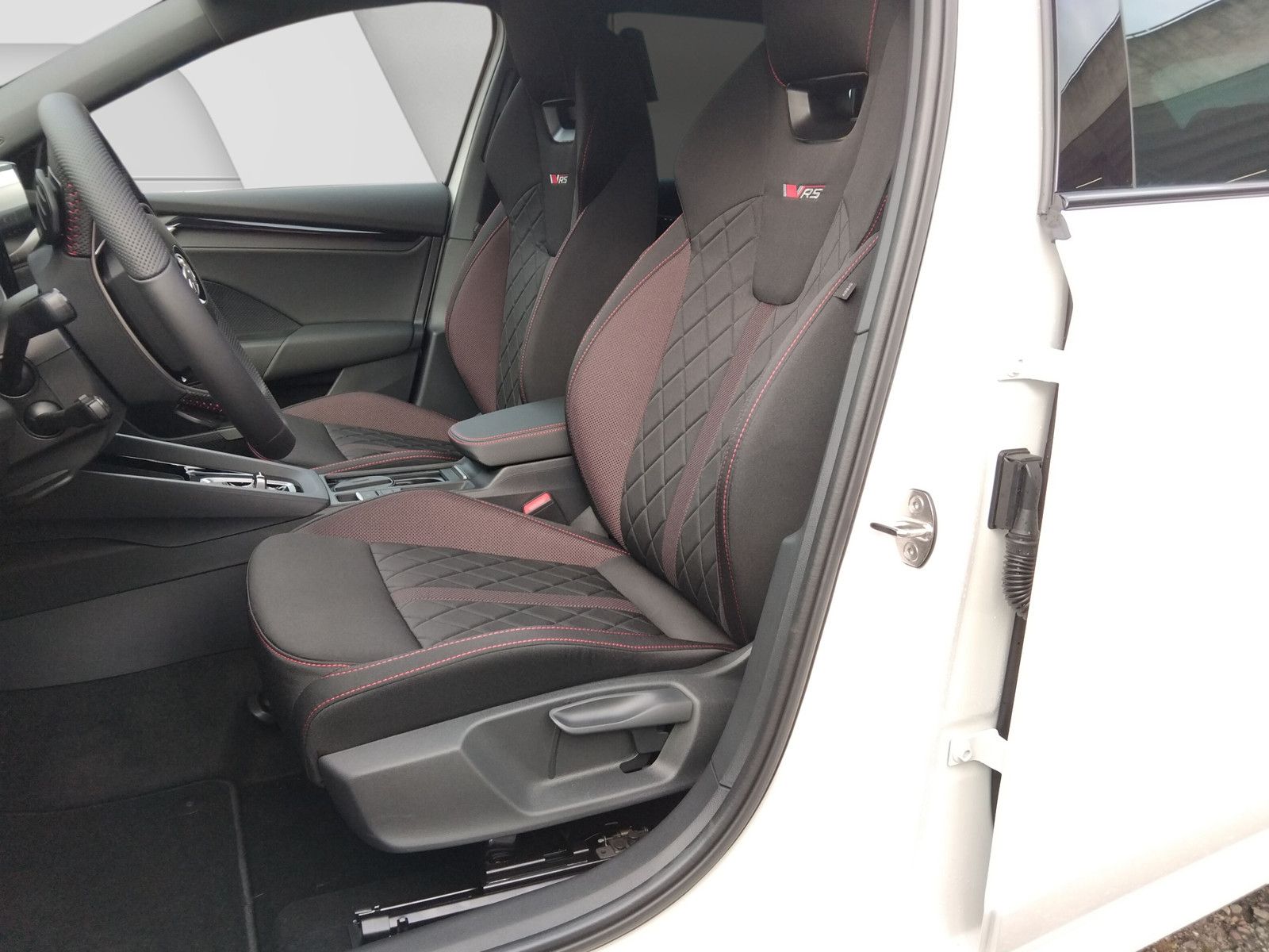 Fahrzeugabbildung SKODA Octavia Combi 2.0TSI RS 19"AHK PanoStandh.Canton