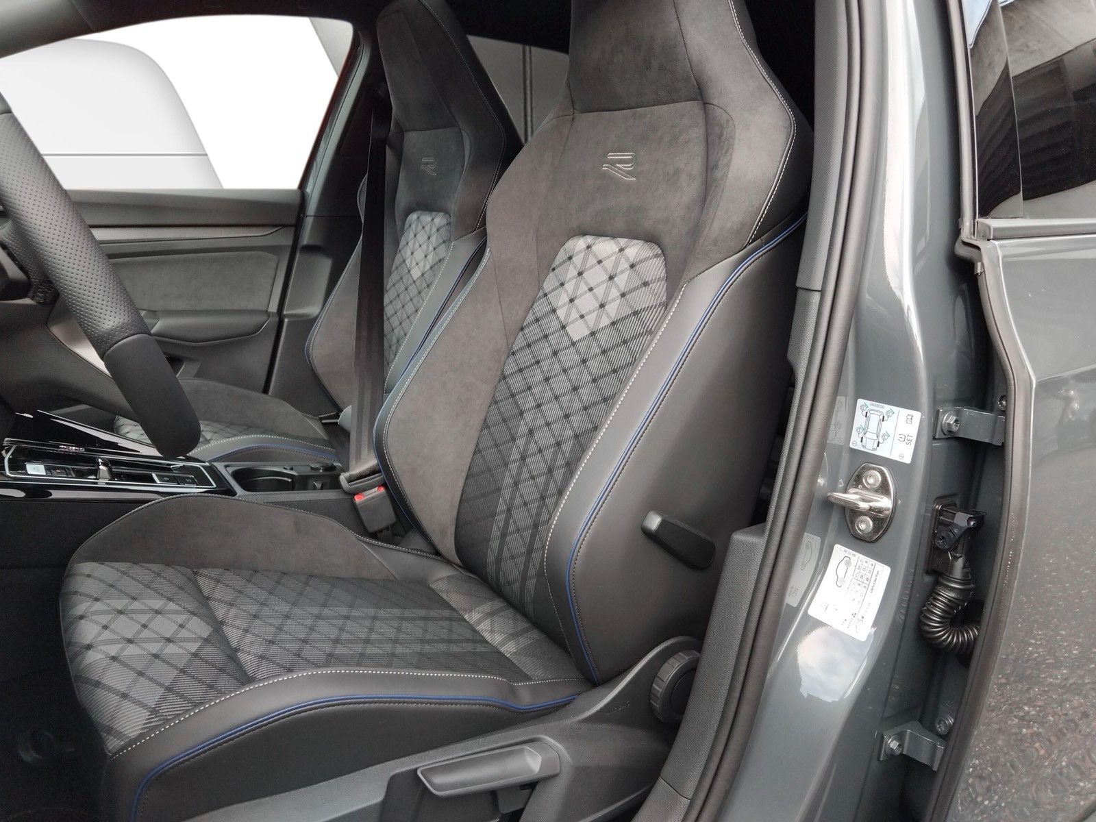 Fahrzeugabbildung Volkswagen Golf VIII 1.5eTSI R-Line Pano 18" AHK ACC Side