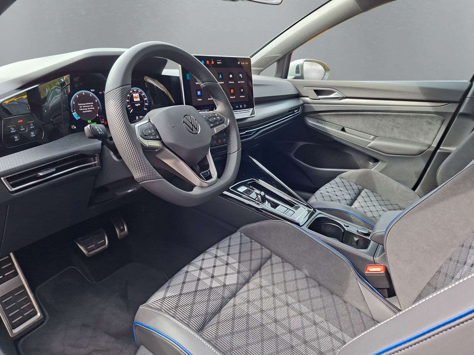 Fahrzeugabbildung Volkswagen Golf VIII 1.5eTSI R-Line Pano 18" AHK ACC Side