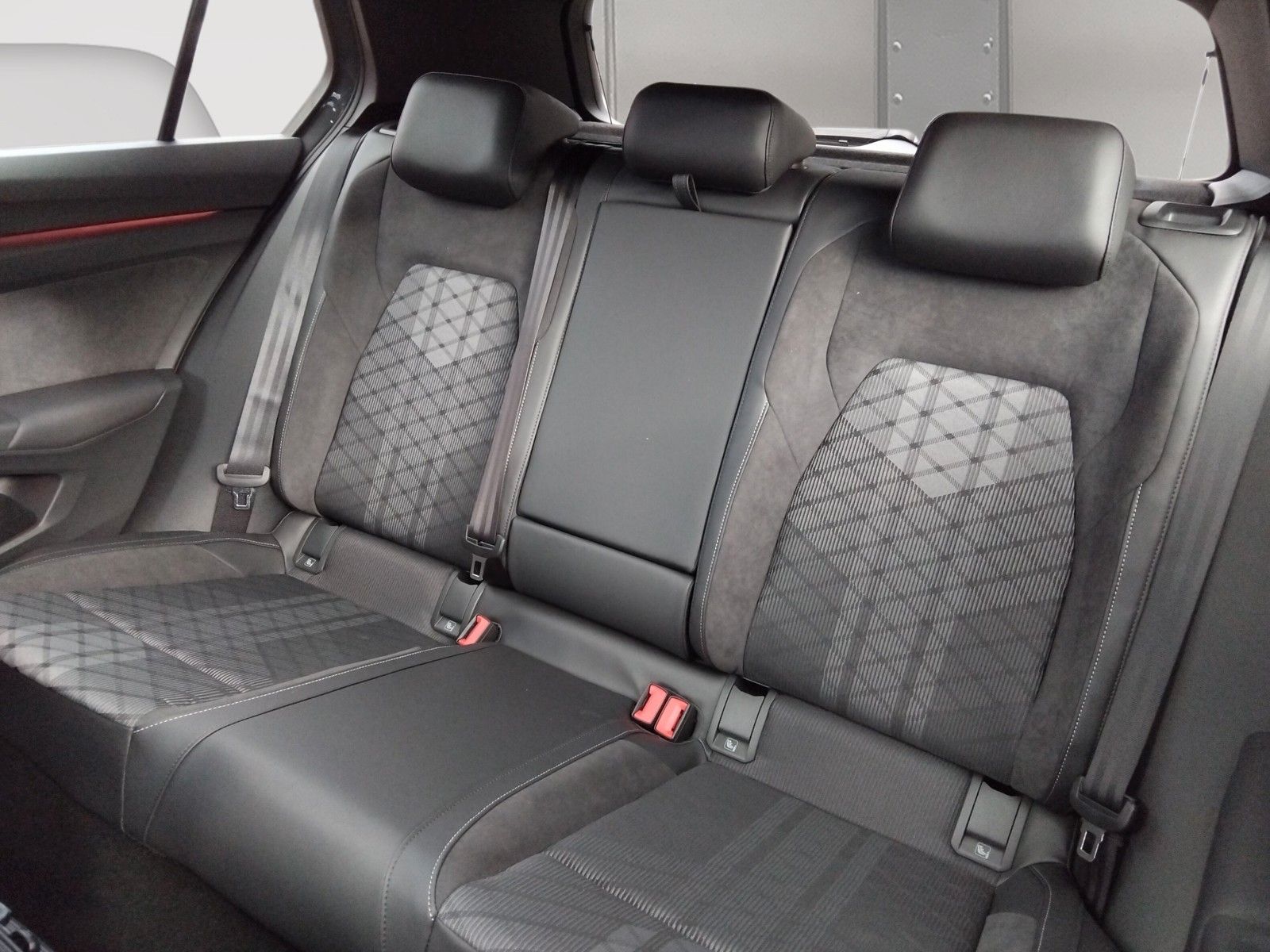 Fahrzeugabbildung Volkswagen Golf VIII 1.5eTSI R-Line Pano 18" AHK ACC Side