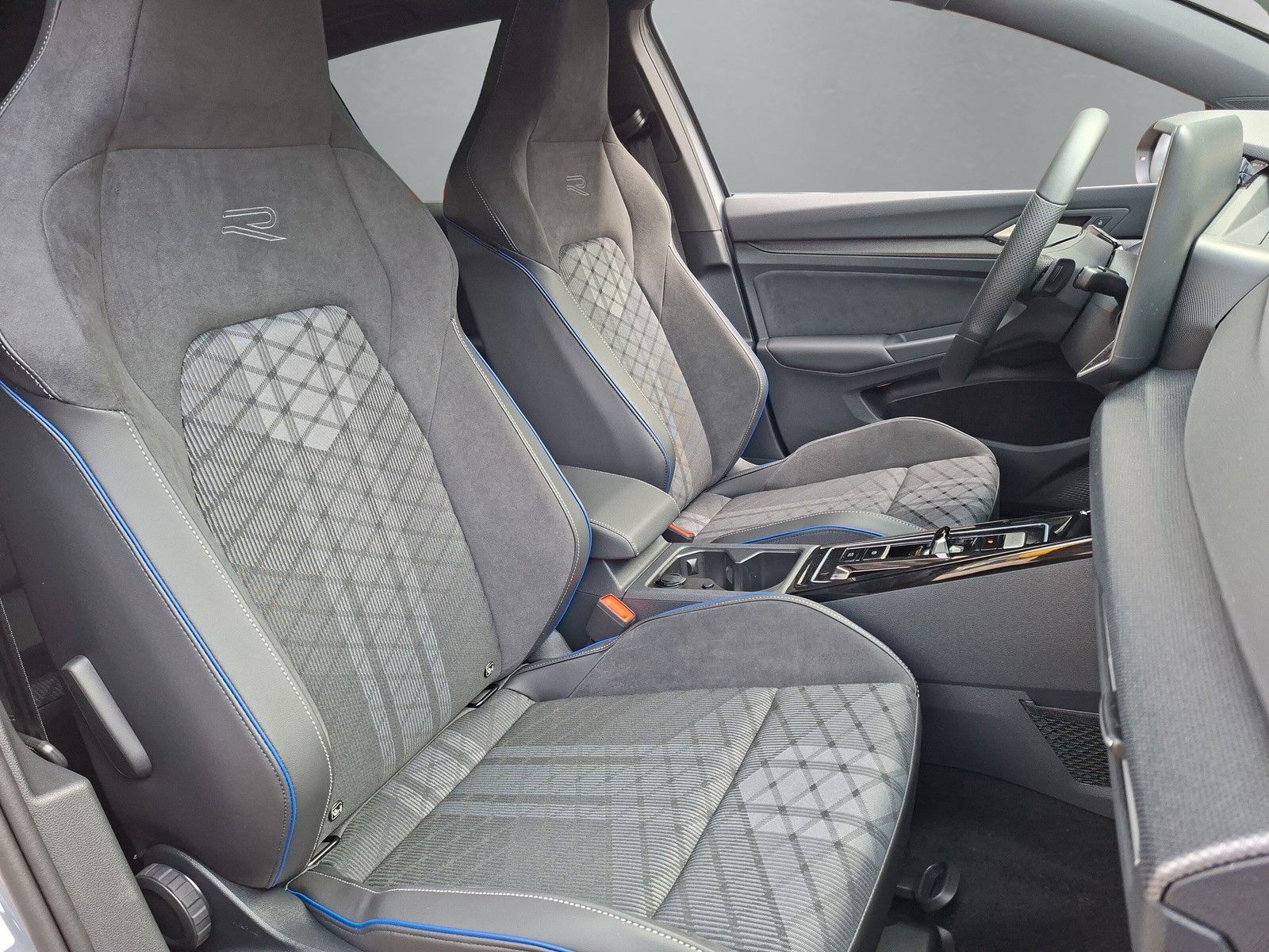 Fahrzeugabbildung Volkswagen Golf VIII 1.5eTSI R-Line Pano 18" AHK ACC Side