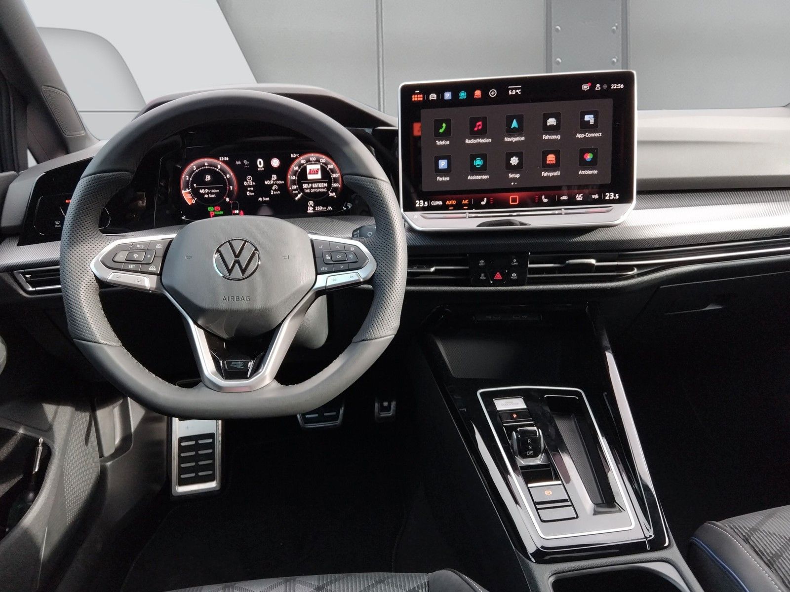 Fahrzeugabbildung Volkswagen Golf VIII 1.5eTSI R-Line Pano 18" AHK ACC Side