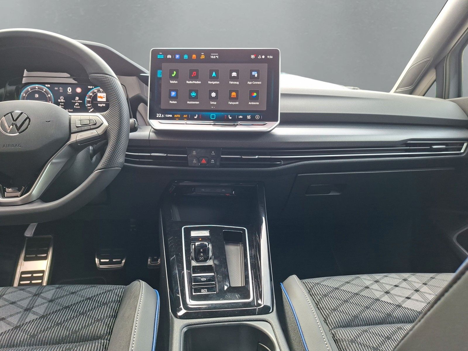 Fahrzeugabbildung Volkswagen Golf VIII 1.5eTSI R-Line Pano 18" AHK ACC Side