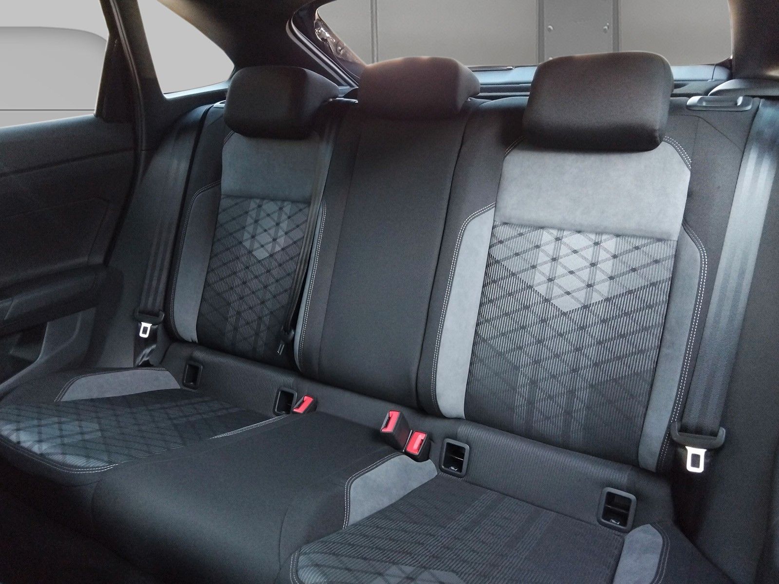 Fahrzeugabbildung Volkswagen Taigo 1.5 TSI R Line IQ Matrix Pano ACC 18" AHK