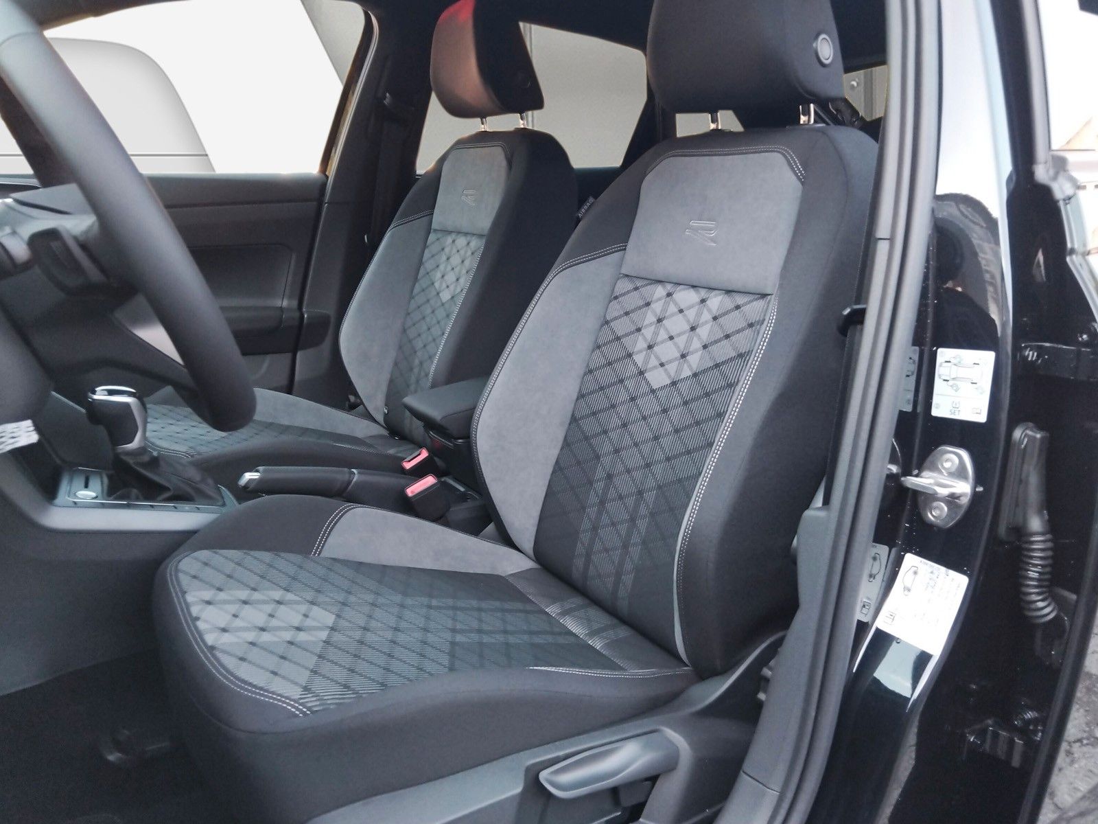 Fahrzeugabbildung Volkswagen Taigo 1.5 TSI R Line  IQ Matrix Pano ACC 18" AHK