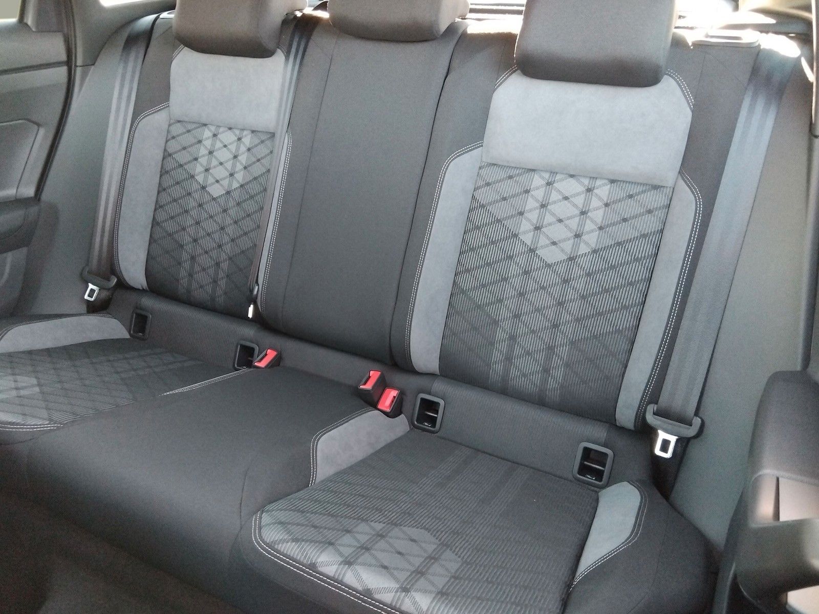 Fahrzeugabbildung Volkswagen Taigo 1.5 TSI R Line IQ Matrix Pano ACC 18" AHK