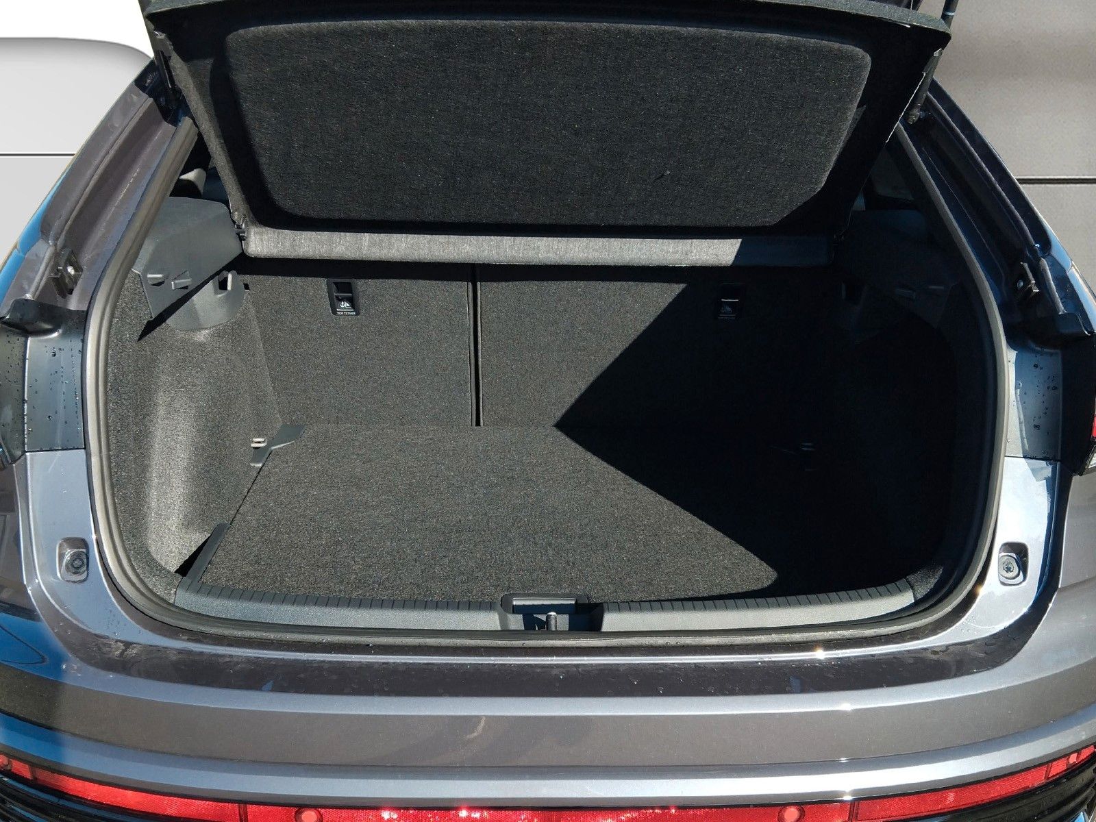 Fahrzeugabbildung Volkswagen Taigo 1.5 TSI R Line IQ Matrix Pano ACC 18" AHK