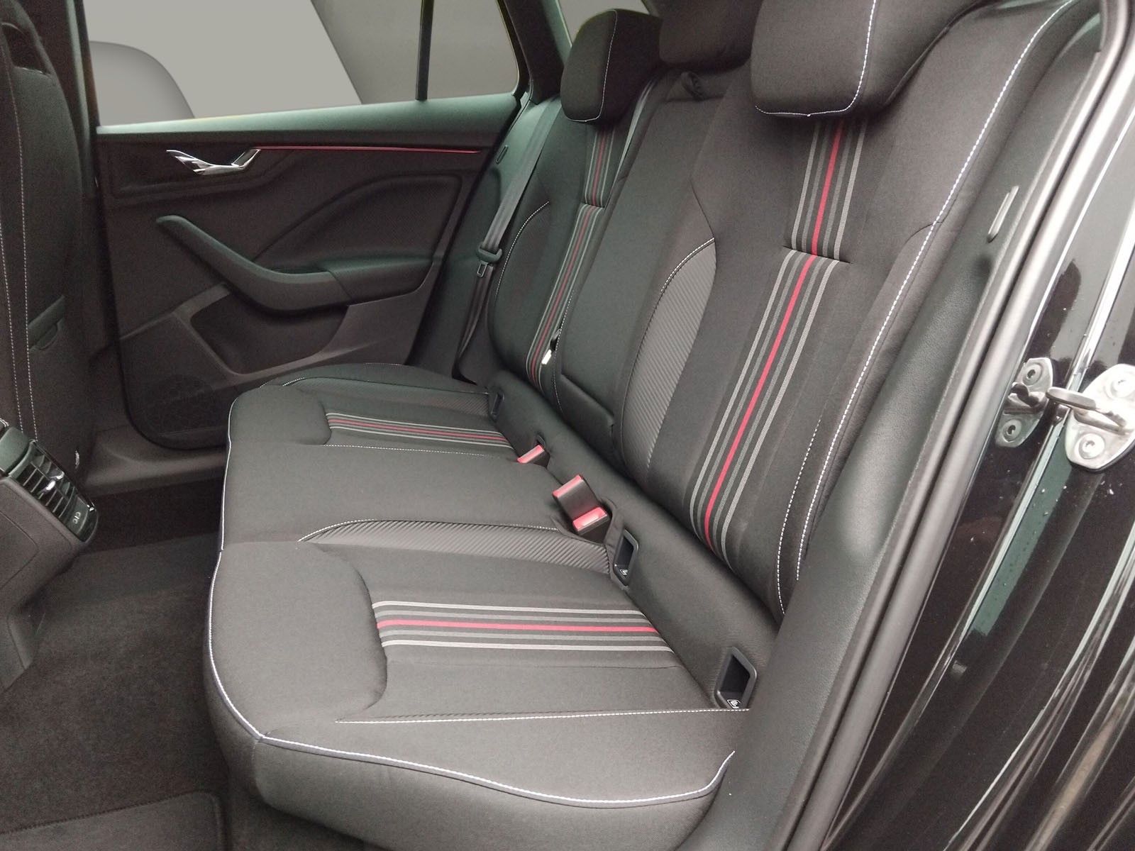 Fahrzeugabbildung SKODA Kamiq 1.5TSI Monte Carlo Pano Matrix 18 Zoll AHK