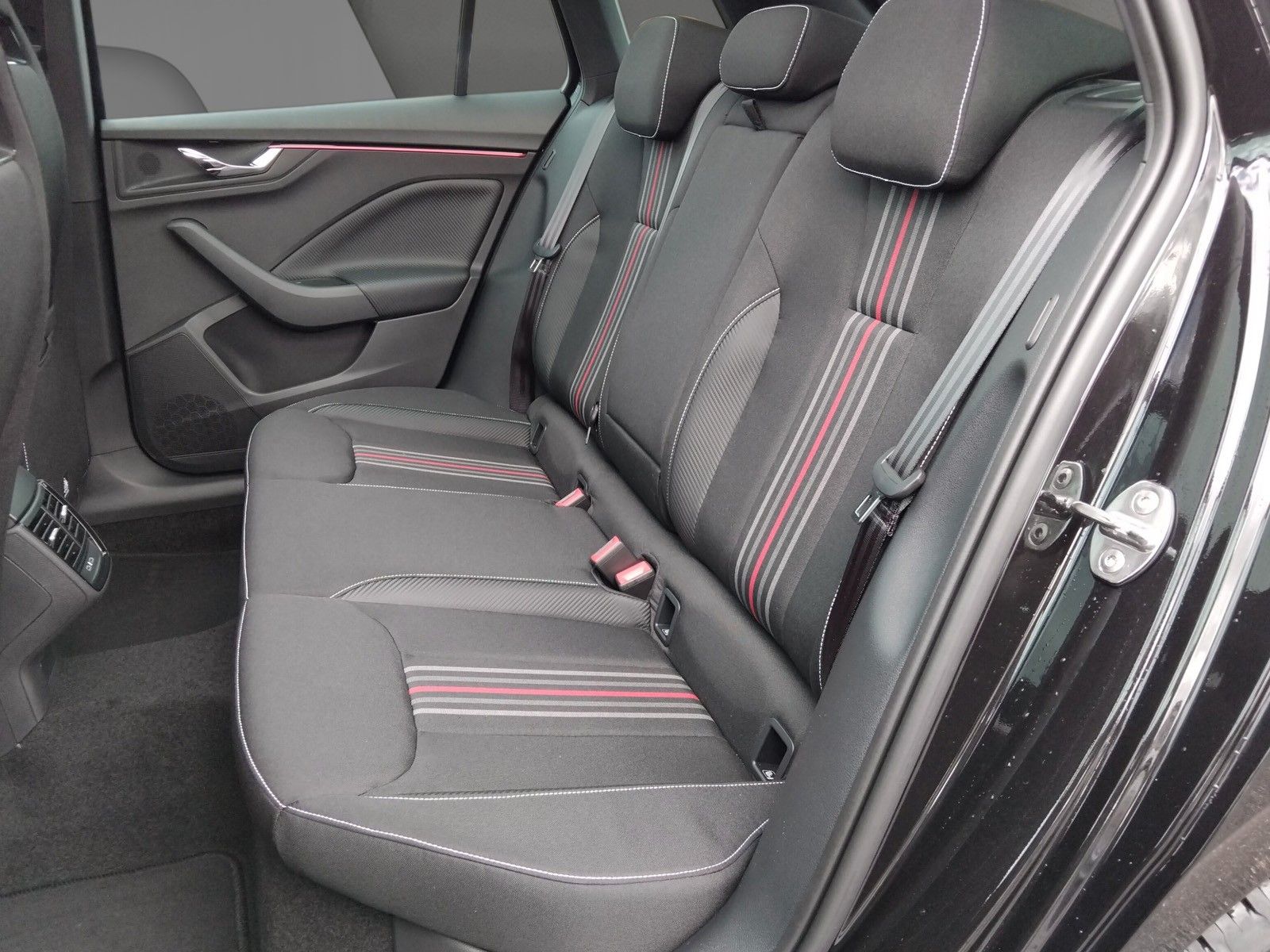 Fahrzeugabbildung SKODA Kamiq 1.5TSI Monte Carlo Pano Matrix ACC SideAHK