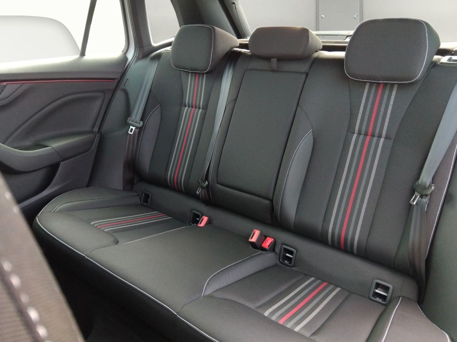 Fahrzeugabbildung SKODA Kamiq 1.5TSI Monte Carlo Pano Matrix 18"eHeckAHK