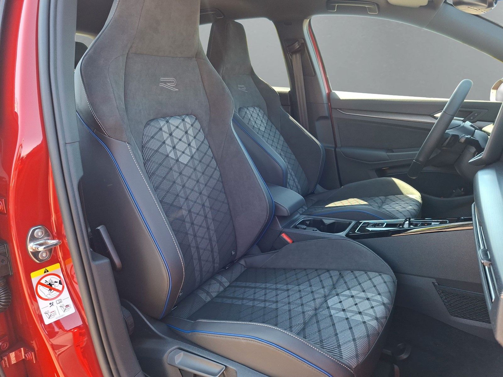 Fahrzeugabbildung Volkswagen Golf VIII 1.5eTSI R-Line Pano18" LED Plus ACC