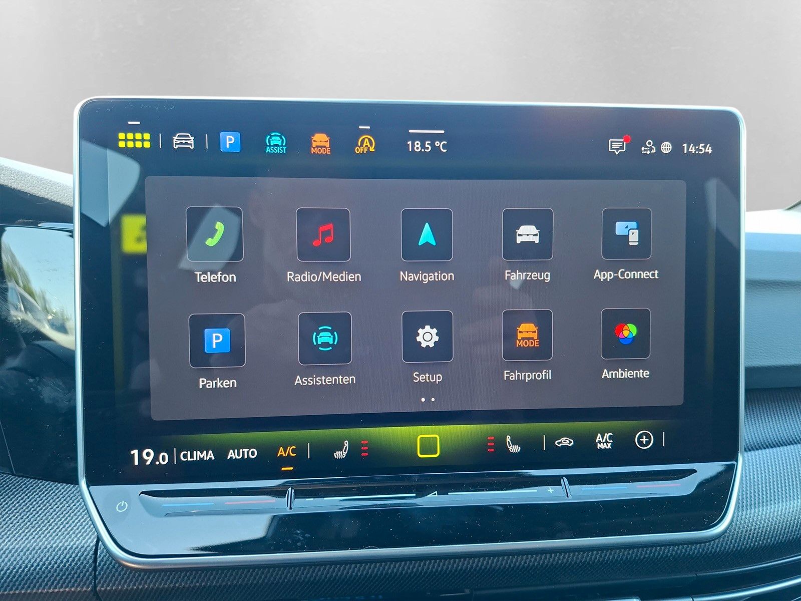 Fahrzeugabbildung Volkswagen Golf VIII 1.5eTSI R-Line Pano18" LED Plus ACC