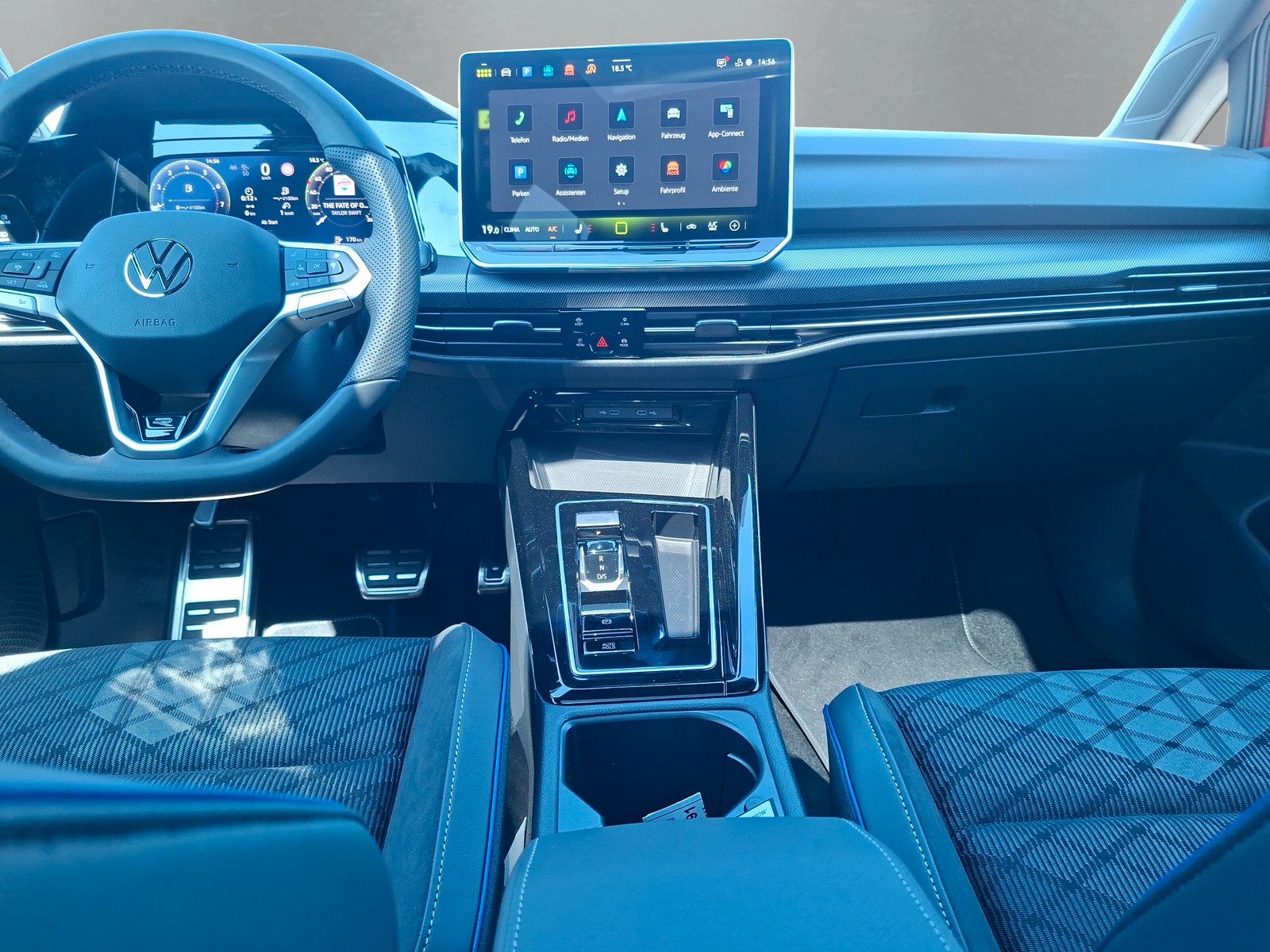 Fahrzeugabbildung Volkswagen Golf VIII 1.5eTSI R-Line Pano18" LED Plus ACC