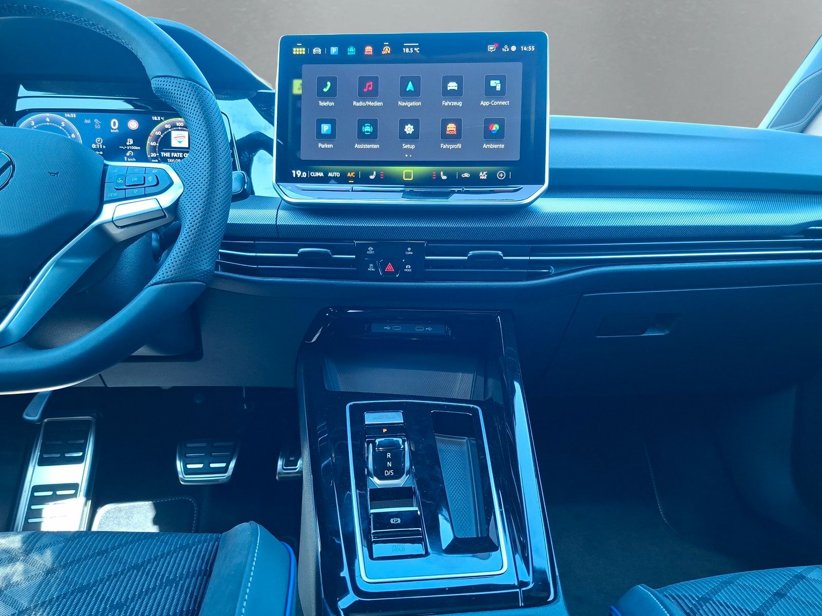 Fahrzeugabbildung Volkswagen Golf VIII 1.5eTSI R-Line Pano18" LED Plus ACC