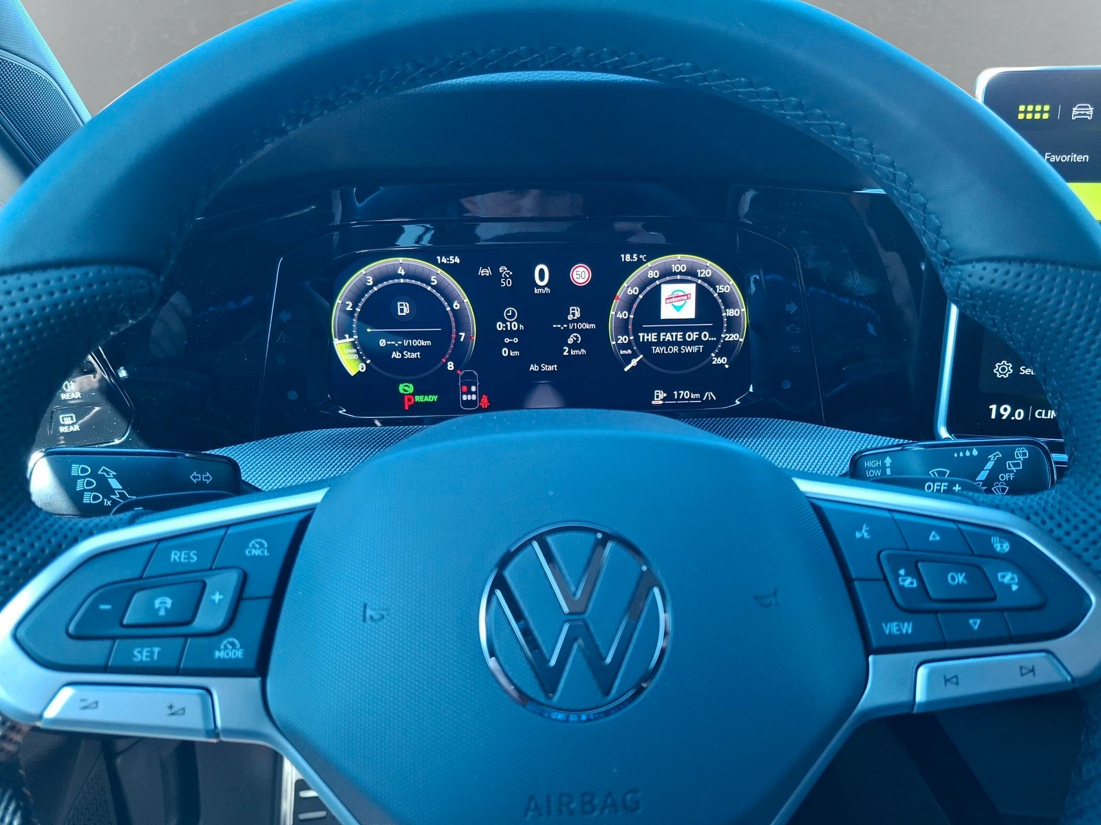 Fahrzeugabbildung Volkswagen Golf VIII 1.5eTSI R-Line Pano18" LED Plus ACC