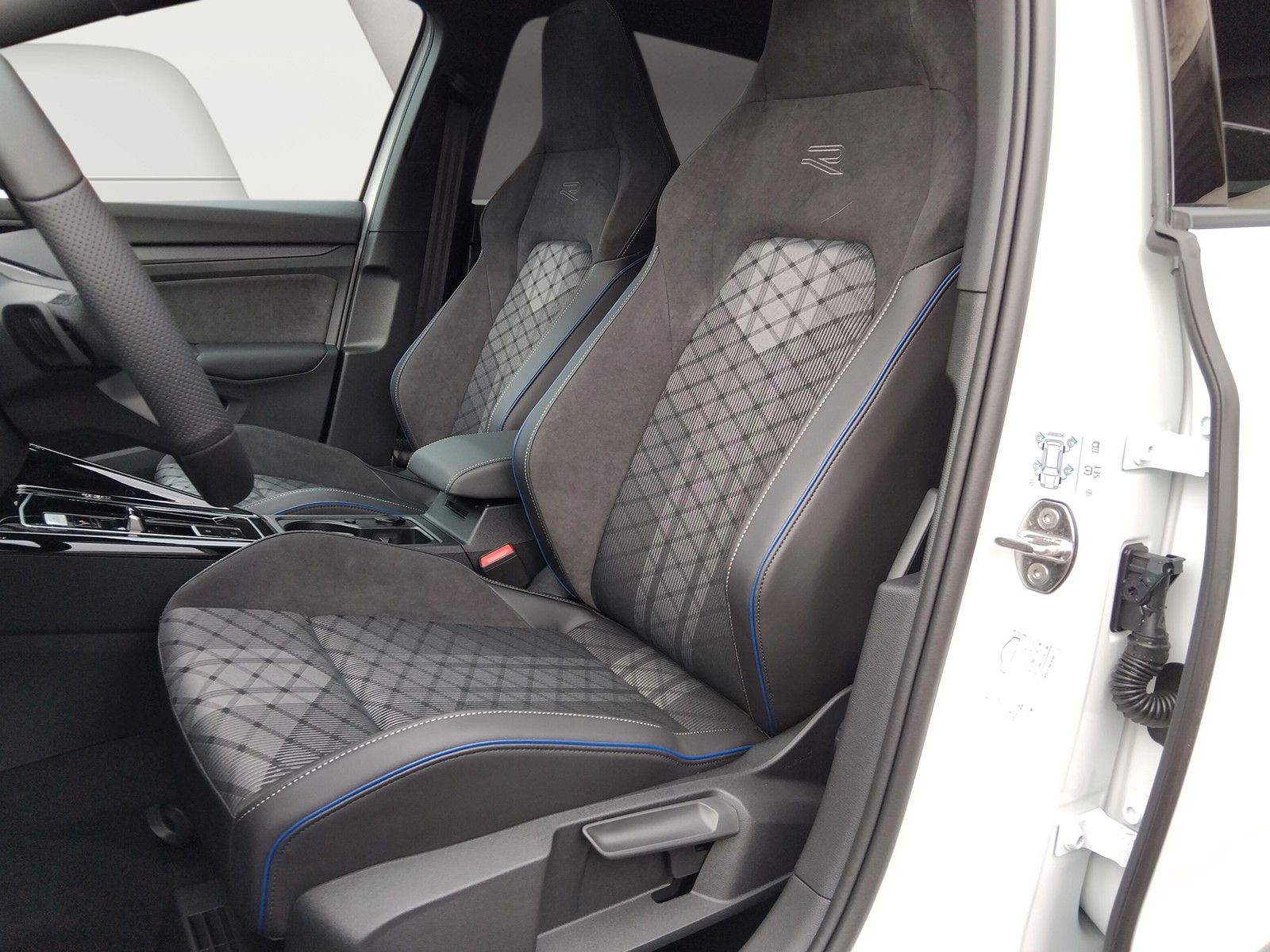 Fahrzeugabbildung Volkswagen Golf VIII 1.5eTSI R-Line Pano18" LED Plus ACC