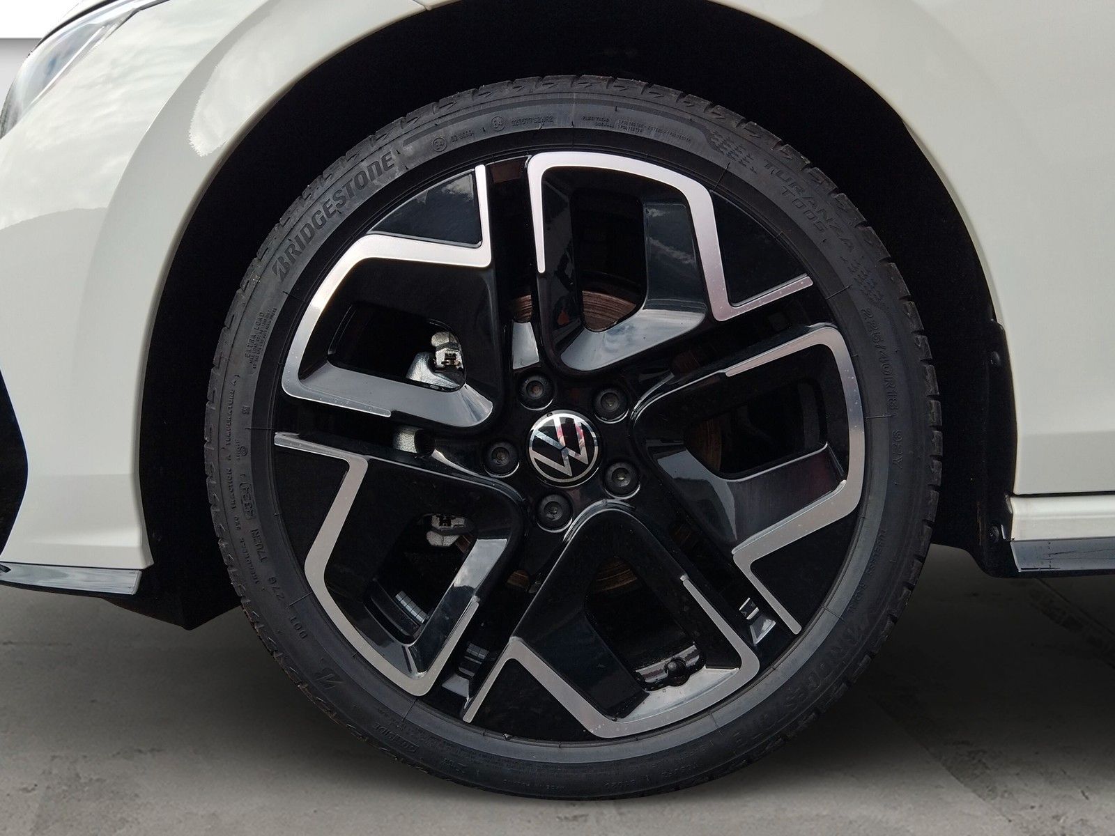 Fahrzeugabbildung Volkswagen Golf VIII 1.5eTSI R-Line Pano18" LED Plus ACC