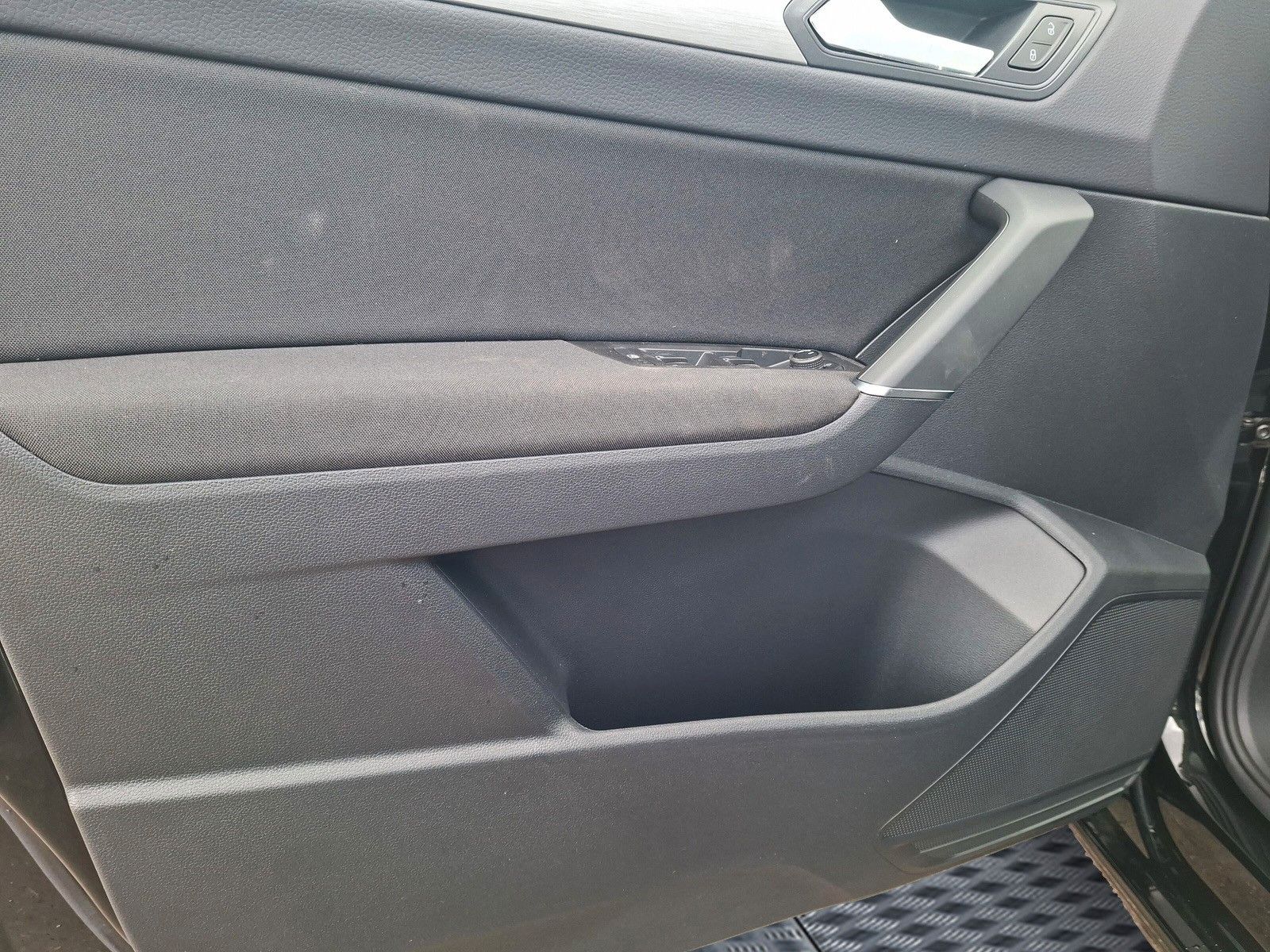 Fahrzeugabbildung Volkswagen Touran 1.5TSI IQ LED AHK 7Sitze Pano heizb.Front