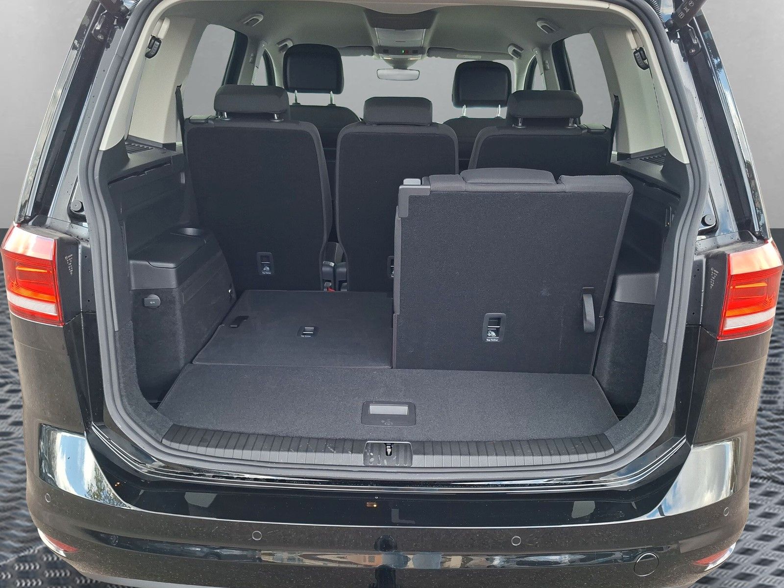 Fahrzeugabbildung Volkswagen Touran 1.5TSI IQ LED AHK 7Sitze Pano heizb.Front