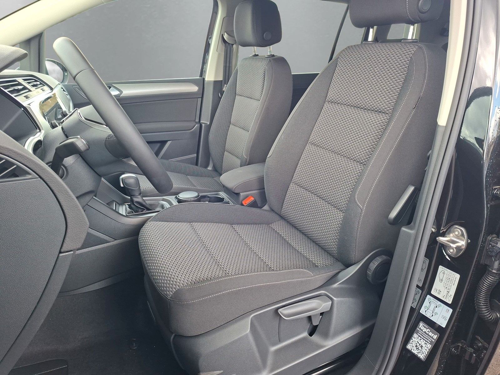 Fahrzeugabbildung Volkswagen Touran 1.5TSI IQ LED AHK 7Sitze Pano heizb.Front