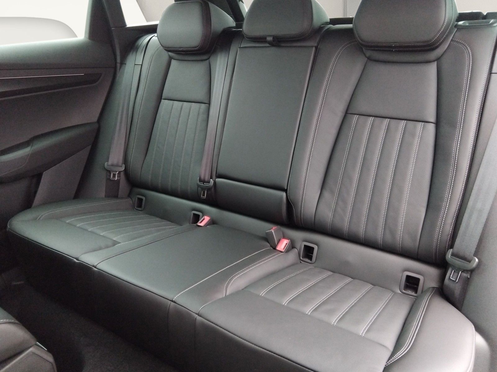 Fahrzeugabbildung SKODA Karoq Sportline 2.0TSI Standh.Pano AHK 19" Leder