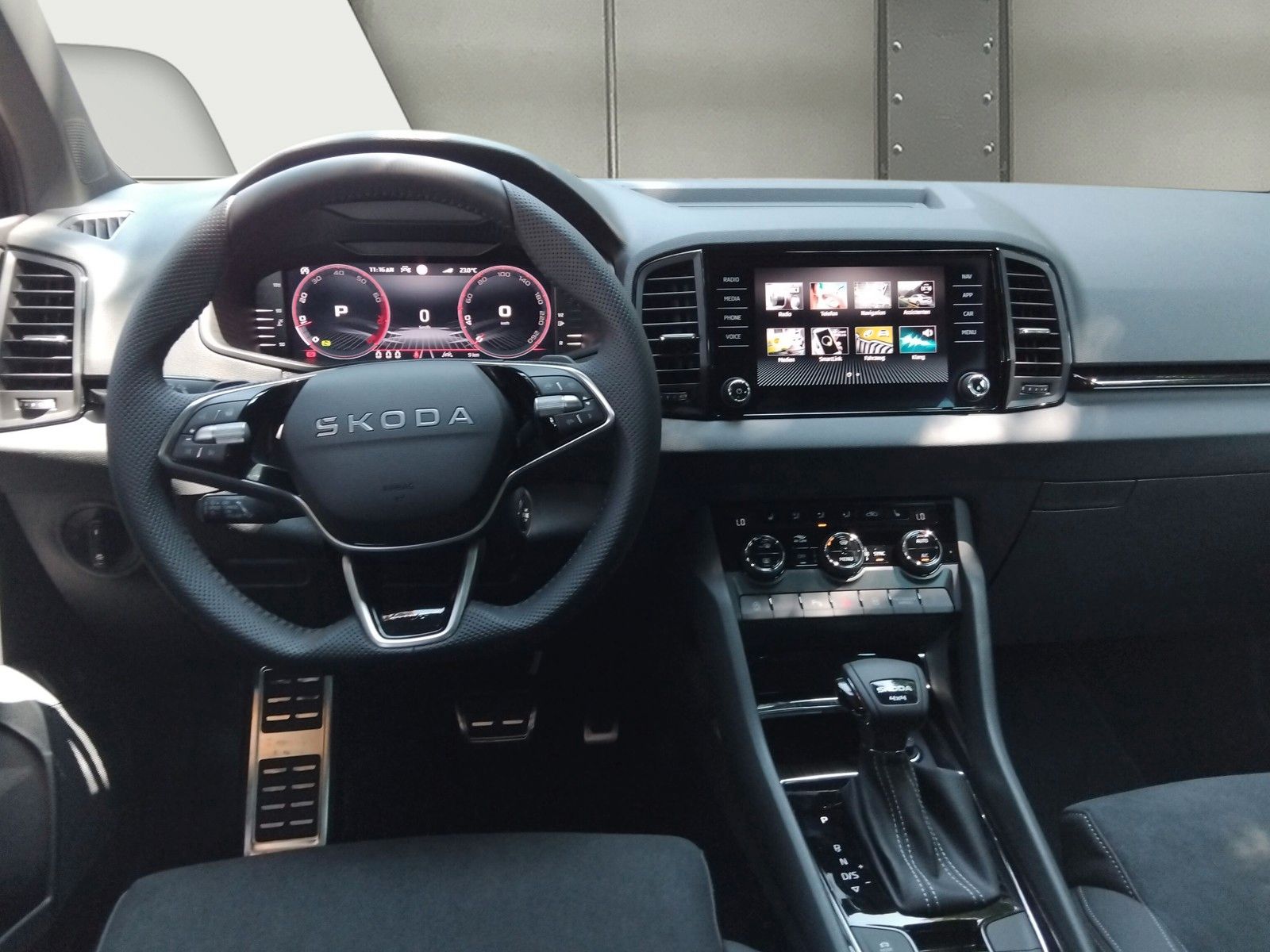 Fahrzeugabbildung SKODA Karoq Sportline 2.0TSI 4x4 Pano AHK 19" Leder