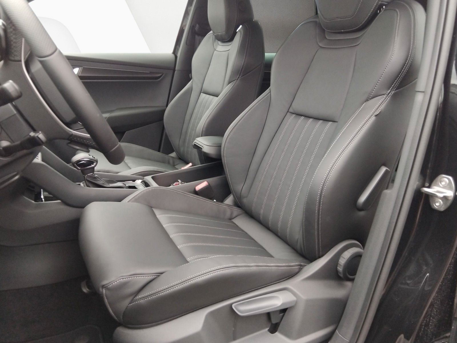 Fahrzeugabbildung SKODA Karoq Sportline 2.0TSI 4x4 Pano AHK 19" Leder