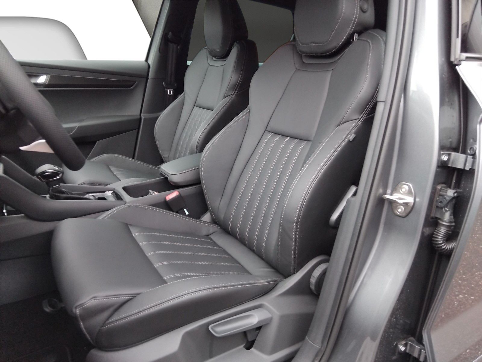 Fahrzeugabbildung SKODA Karoq Sportline 2.0TSI 4x4 Pano AHK 19" Leder