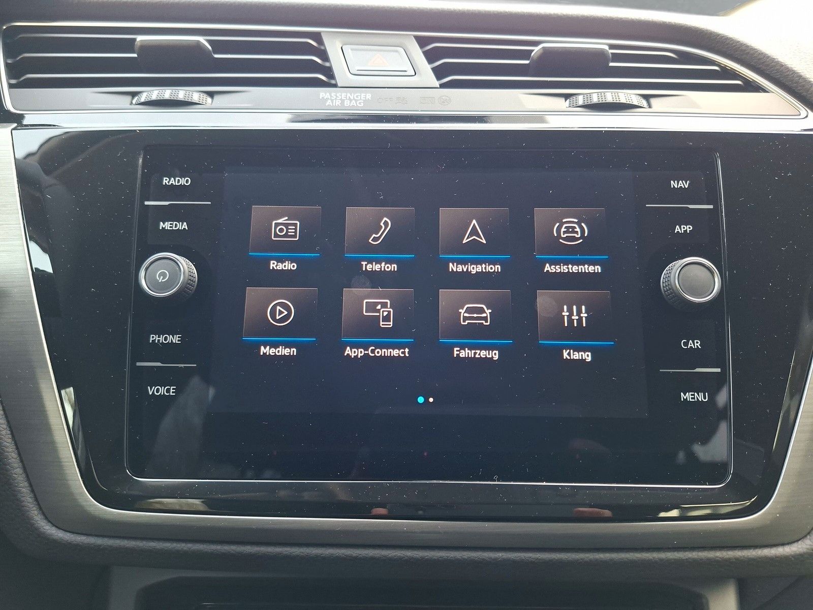 Fahrzeugabbildung Volkswagen Touran 1.5TSI R-Line 7Sitz AHK IQ Navi Side 17"