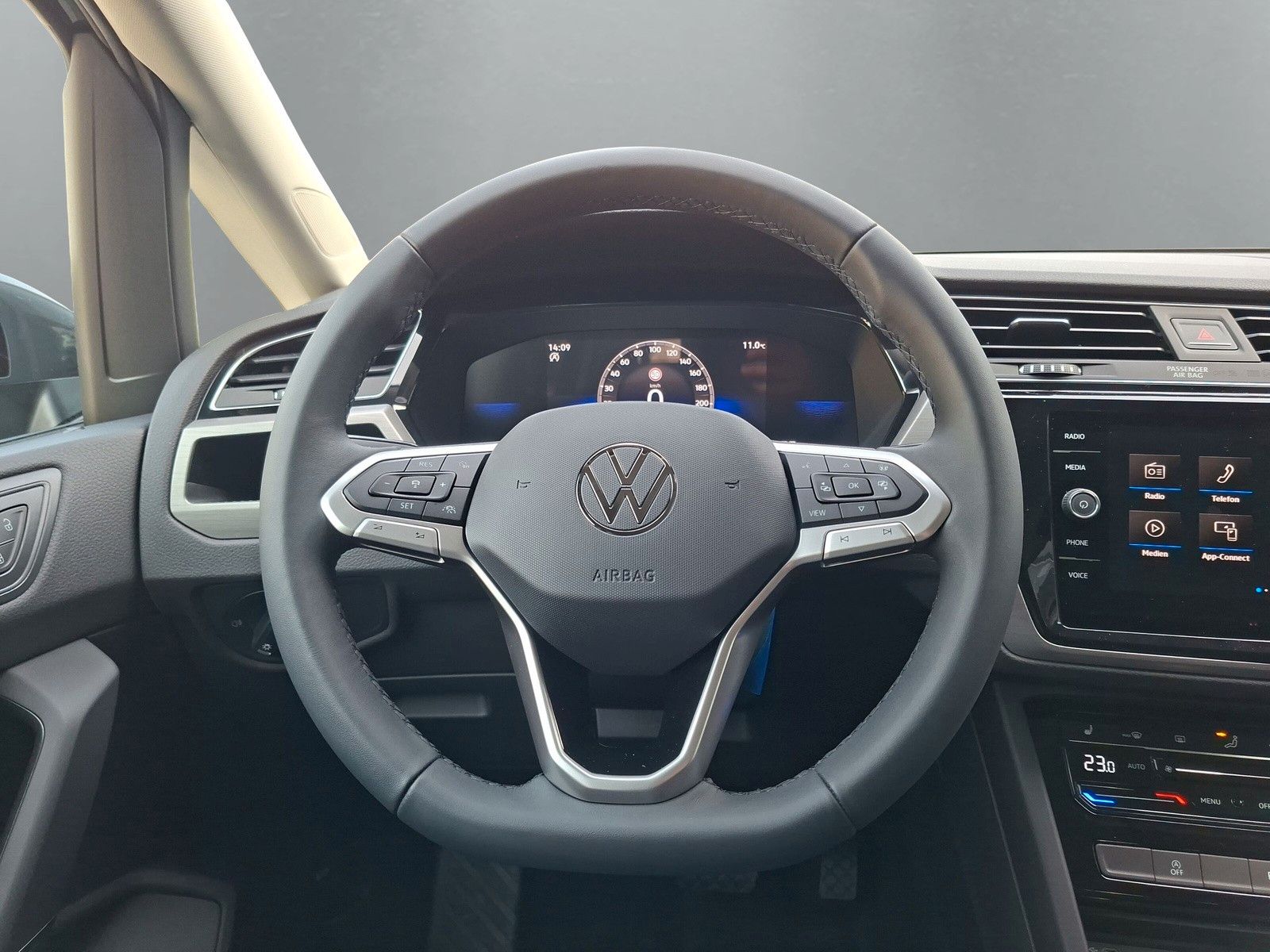 Fahrzeugabbildung Volkswagen Touran 1.5TSI R-Line 7Sitz AHK IQ Navi Side 17"