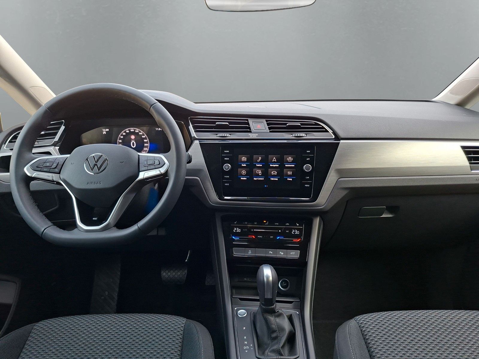 Fahrzeugabbildung Volkswagen Touran 1.5TSI R-Line 7Sitz AHK IQ Navi Side 17"
