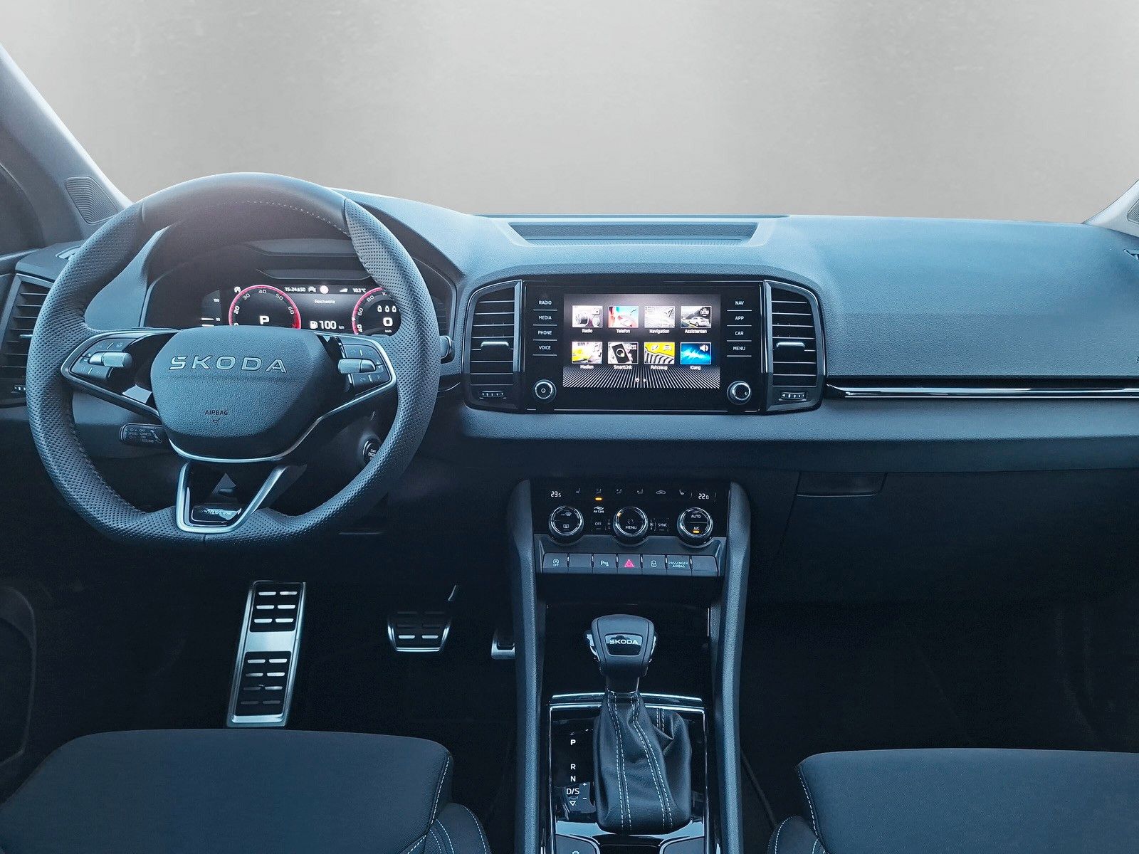 Fahrzeugabbildung SKODA Karoq 1.5TSI Sportline Pano AHK Matrix 19"Side