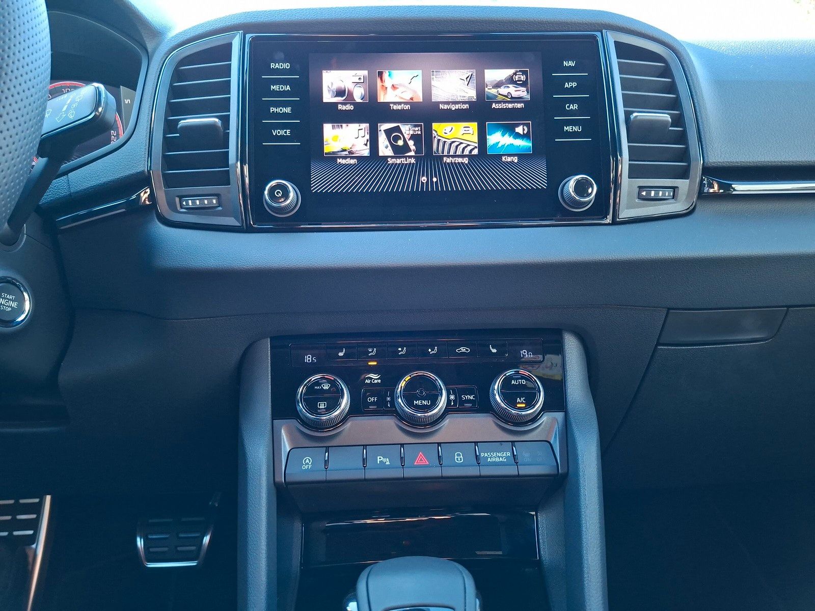 Fahrzeugabbildung SKODA Karoq 1.5TSI Sportline Pano AHK Matrix 19"Side