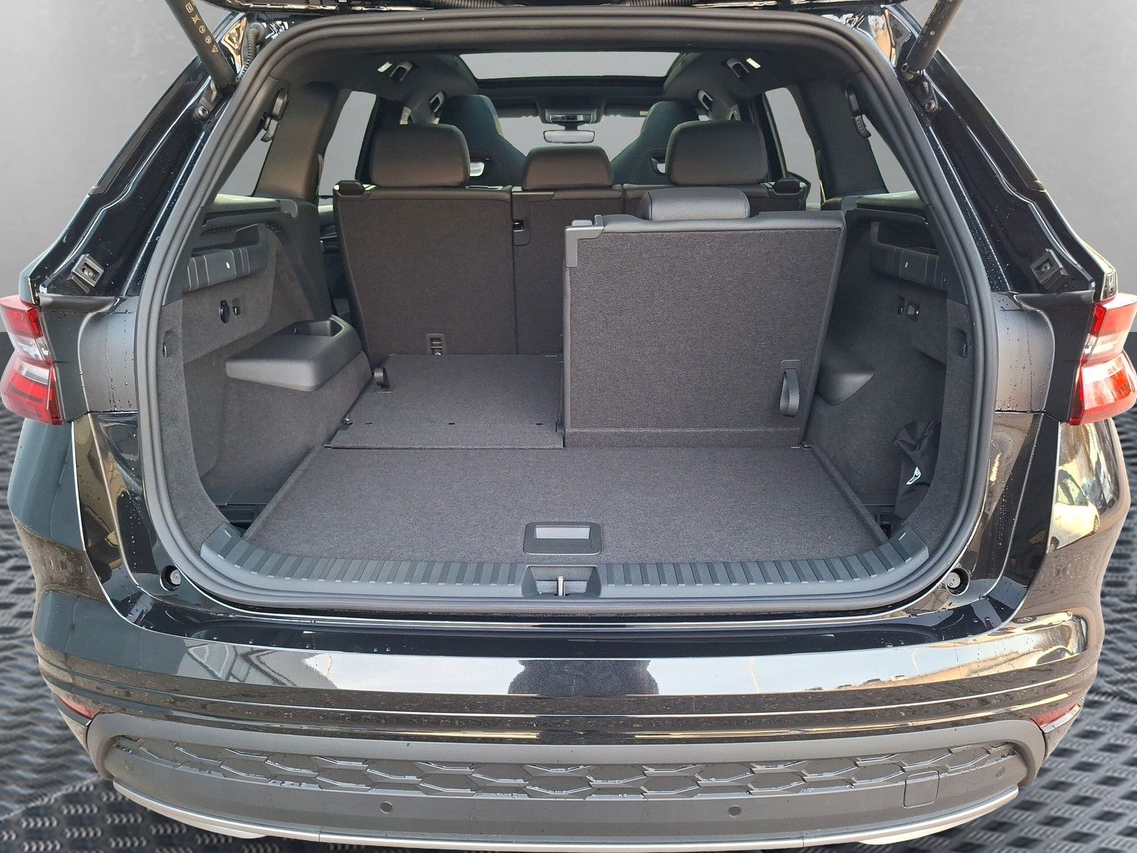 Fahrzeugabbildung SKODA Kodiaq Sportline 1.5TSI 7S.Pano AHK 360° 20"