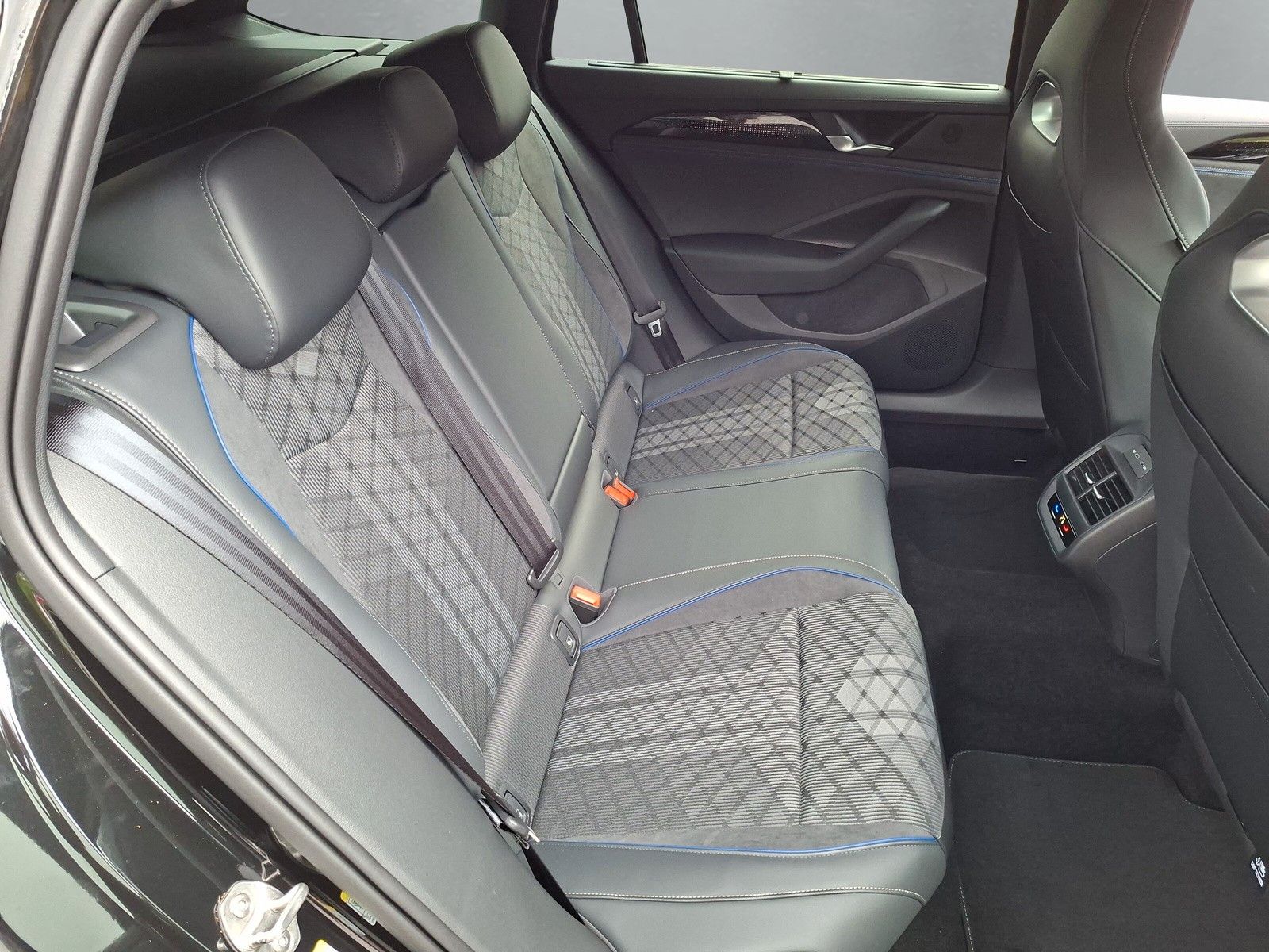 Fahrzeugabbildung Volkswagen Passat Variant 2.0TDI 4M R-Line 19"Pano AHK 360