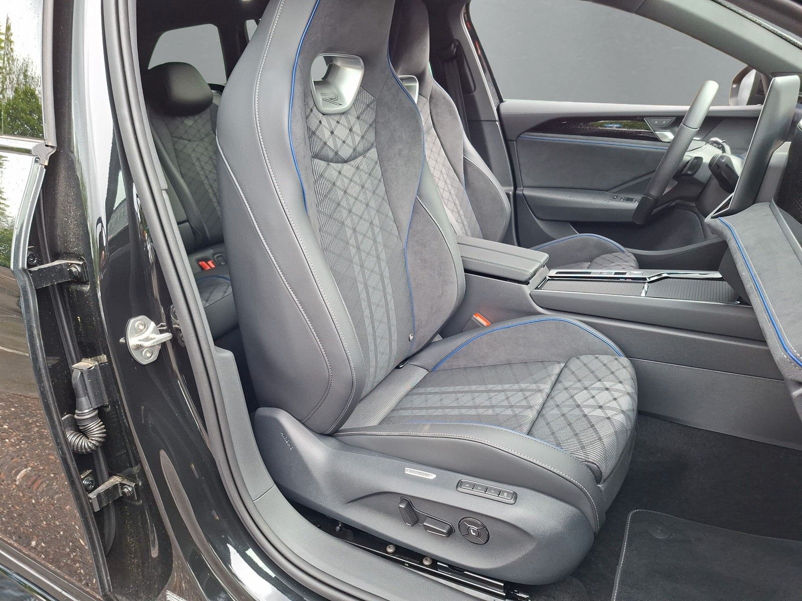 Fahrzeugabbildung Volkswagen Passat Variant 2.0TDI 4M R-Line 19"Pano AHK 360